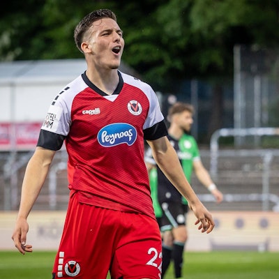 3. Liga: FC Viktoria Köln - Hannover 96 II, 11.05.2025 Jubel zum 2:0 durch Said El Mala FC Viktoria Köln, 22  Köln, 11.05.2025, 37. Spieltag der 3. Fußball-Liga, FC Viktoria Köln - Hannover 96 II im Sportpark Hoehenberg in Köln. Die DFL-Bestimmungen verbieten die Verwendung von Fotografien als Bildsequenzen und / oder Quasi-Videos. *** 3 Liga FC Viktoria Köln Hannover 96 II, 11 05 2025 Cheers to 2 0 by Said El Mala FC Viktoria Köln, 22 Köln, 11 05 2025, 37 Matchday of the 3 Soccer League, FC Viktoria Köln Hannover 96 II at Sportpark Hoehenberg in Cologne The DFL regulations prohibit the use of photographs as image sequences and or quasi videos Copyright: xBEAUTIFULxSPORTS/LeahxKohringx