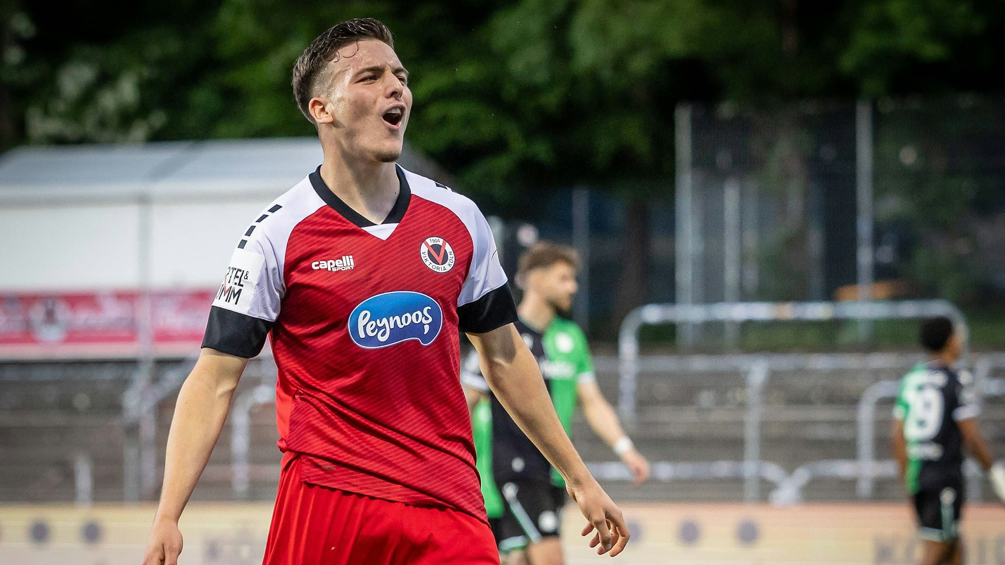 3. Liga: FC Viktoria Köln - Hannover 96 II, 11.05.2025 Jubel zum 2:0 durch Said El Mala FC Viktoria Köln, 22  Köln, 11.05.2025, 37. Spieltag der 3. Fußball-Liga, FC Viktoria Köln - Hannover 96 II im Sportpark Hoehenberg in Köln. Die DFL-Bestimmungen verbieten die Verwendung von Fotografien als Bildsequenzen und / oder Quasi-Videos. *** 3 Liga FC Viktoria Köln Hannover 96 II, 11 05 2025 Cheers to 2 0 by Said El Mala FC Viktoria Köln, 22 Köln, 11 05 2025, 37 Matchday of the 3 Soccer League, FC Viktoria Köln Hannover 96 II at Sportpark Hoehenberg in Cologne The DFL regulations prohibit the use of photographs as image sequences and or quasi videos Copyright: xBEAUTIFULxSPORTS/LeahxKohringx