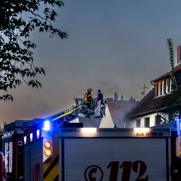 Das Bild zeigt die Rettungsaktion der Euskirchener Feuerwehr. Im Korb der Drehleiter befinden sich ein Feuerwehrmann und ein Hausbewohner.