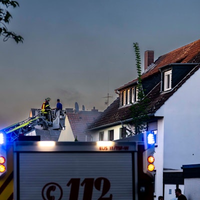 Das Bild zeigt die Rettungsaktion der Euskirchener Feuerwehr. Im Korb der Drehleiter befinden sich ein Feuerwehrmann und ein Hausbewohner.