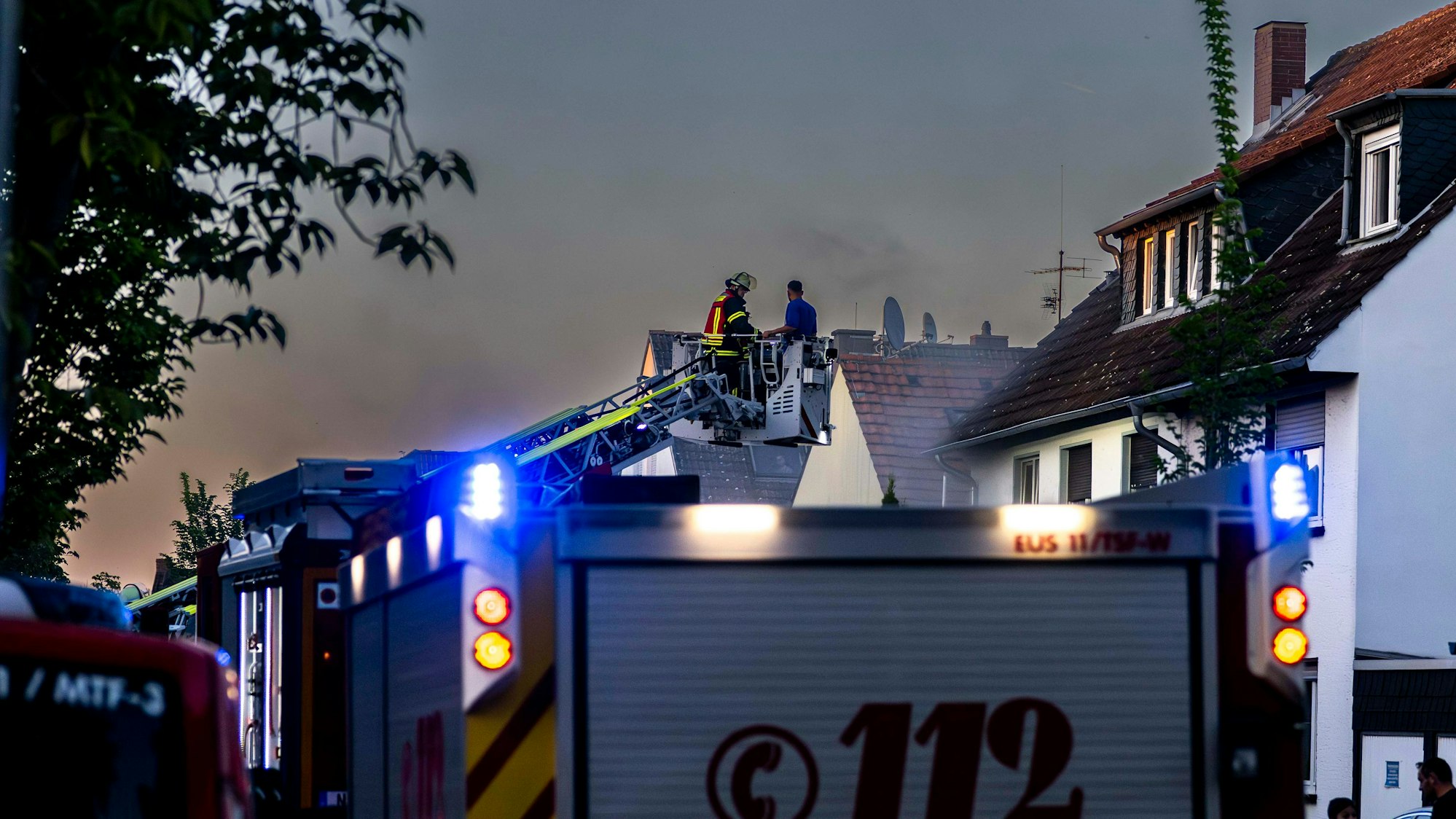 Das Bild zeigt die Rettungsaktion der Euskirchener Feuerwehr. Im Korb der Drehleiter befinden sich ein Feuerwehrmann und ein Hausbewohner.