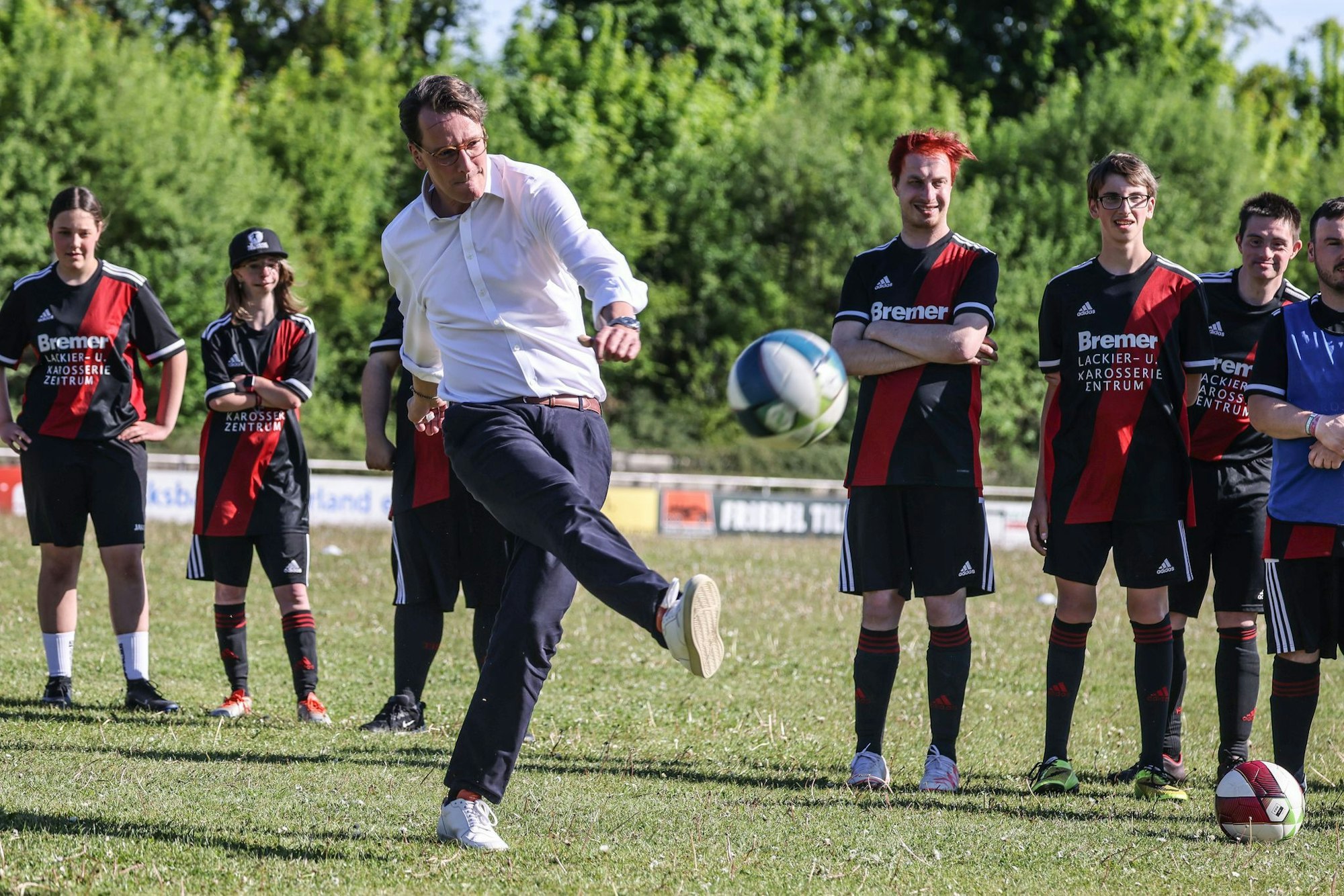 Wüst am Ball: Zwei seiner Schüsse gehen daneben, einer wird gehalten.
