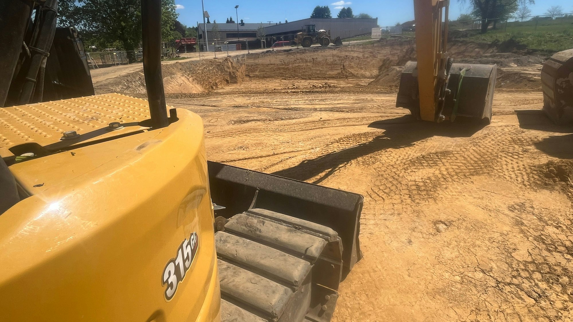 Die Baugrube für das Bauvorhaben ist bereits ausgehoben.