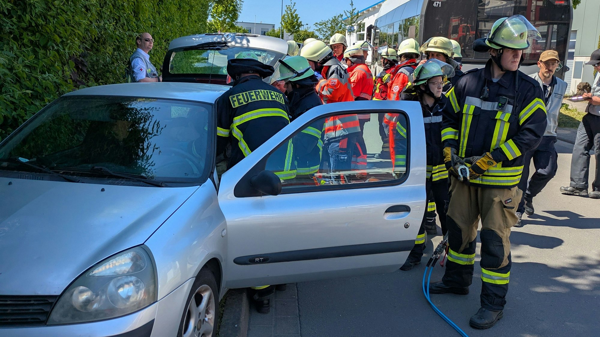 Aus dem beteiligten Pkw mussten die Insassen befreit werden.