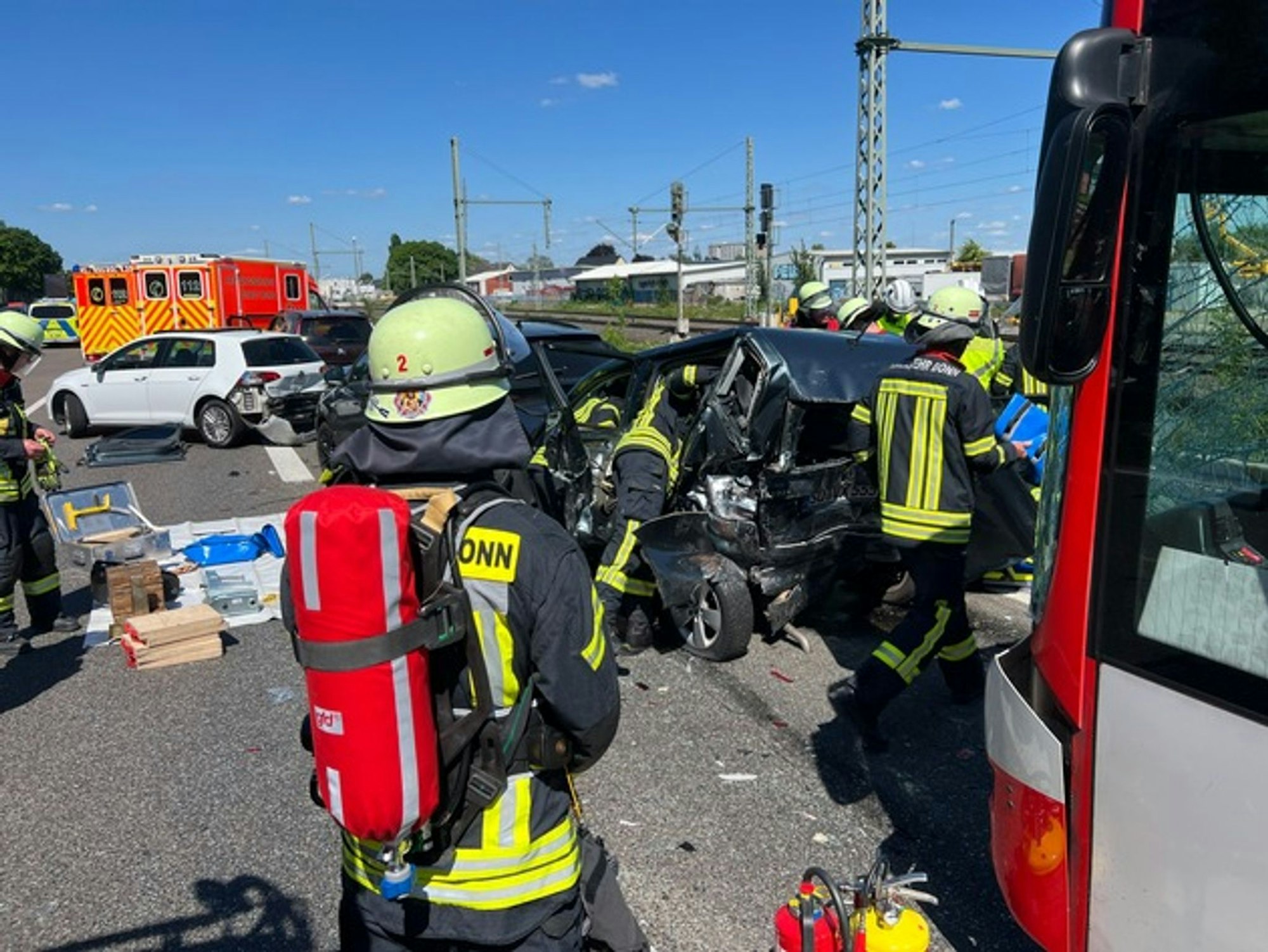 Bei einem Auffahrunfall eines Busses sind auf der A59 acht Menschen verletzt worden.