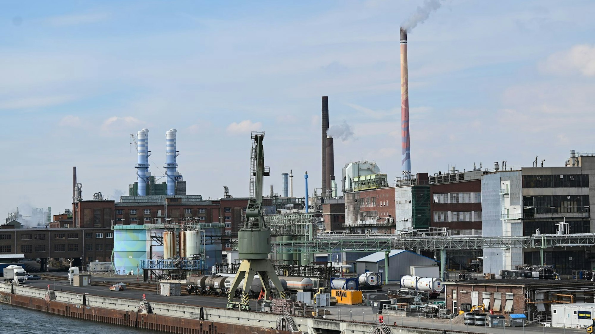 Bayer will seinen Standort im Frankfurter Industriepark Höchst aufgeben (Archivbild)