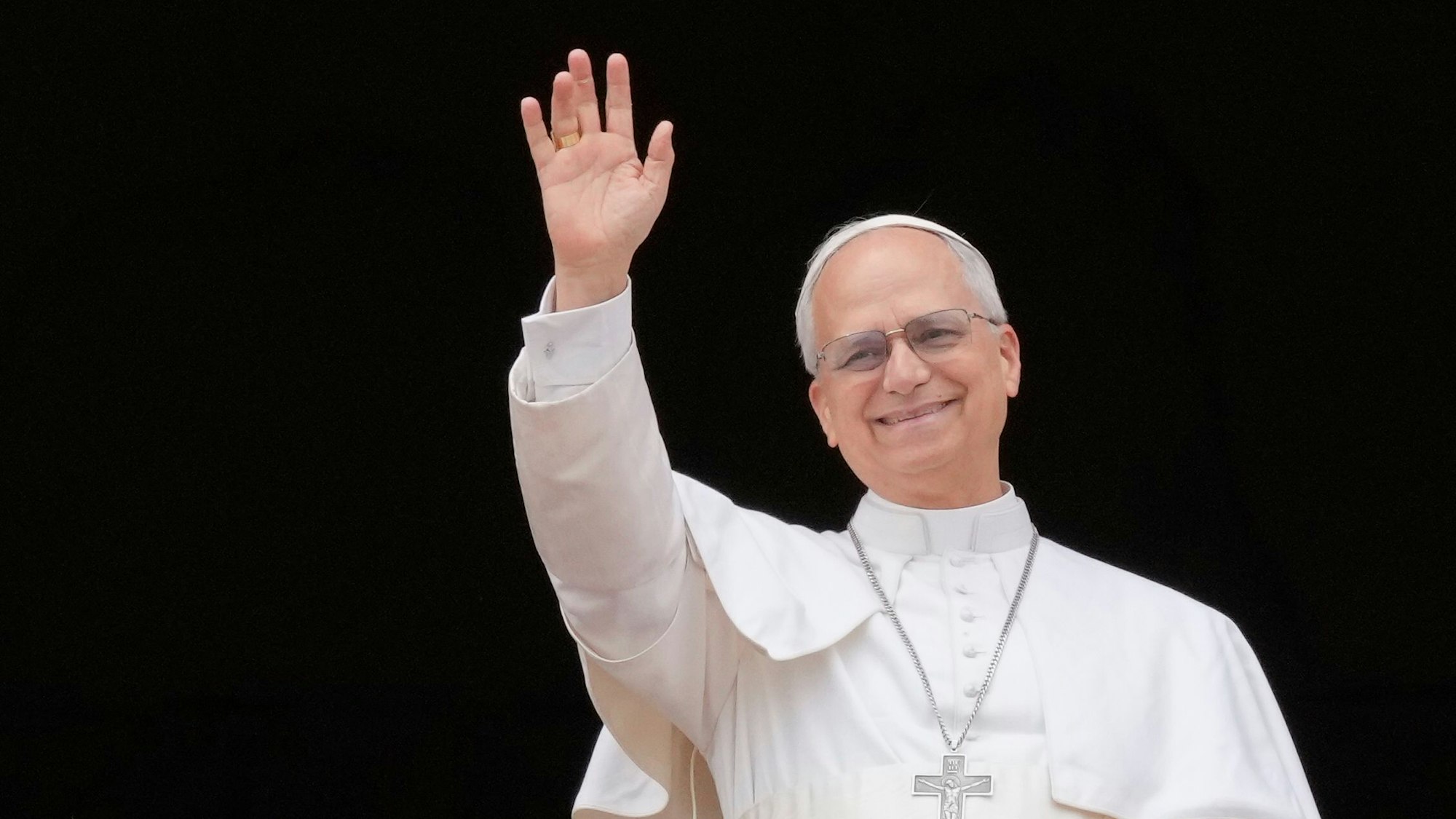 11.05.2025, Vatikan, Vatikanstadt: Papst Leo XIV. winkt auf dem Mittelbalkon des Petersdoms. Nach seiner Wahl zum neuen Oberhaupt der katholischen Kirche tritt der neue Papst Leo XIV. an diesem Sonntag auf dem Petersplatz an die Öffentlichkeit. Vom Balkon des Petersdoms aus wird der erste Pontifex aus den USA, der bisherige Kardinal Robert Francis Prevost, das sonntägliche Mittagsgebet Regina Coeli sprechen. Foto: Gregorio Borgia/AP/dpa +++ dpa-Bildfunk +++