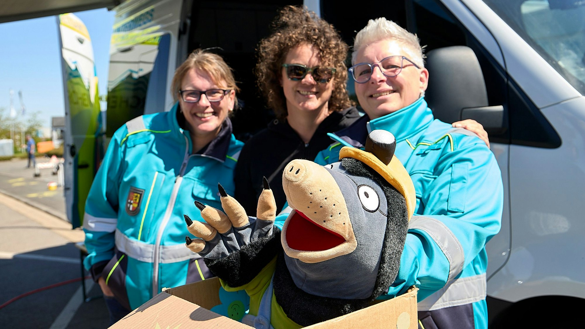Katja Ziemann, Saskia Gall-Röhrig und Monika Küppers präsentieren„ Plumbi“.