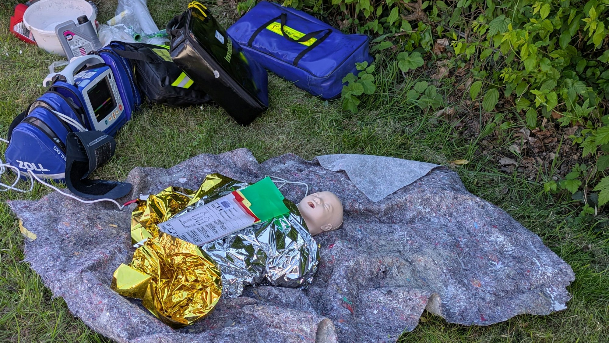 Auch „Baby Leo“, eine Puppe, wurde erstversorgt und warm gehalten.