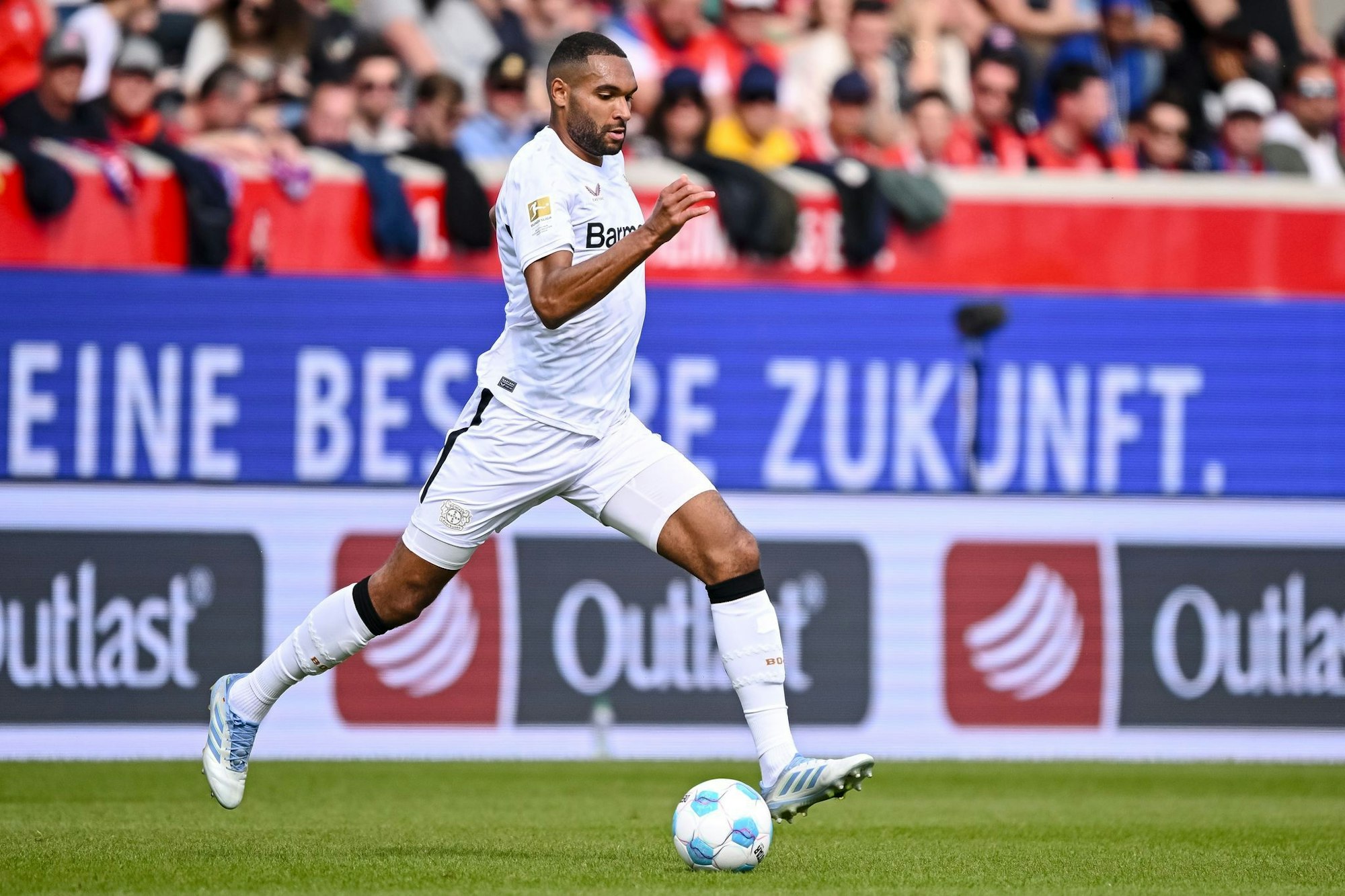 Der FC Bayern hat offenbar Jonathan Tah ein Angebot unterbreitet.
