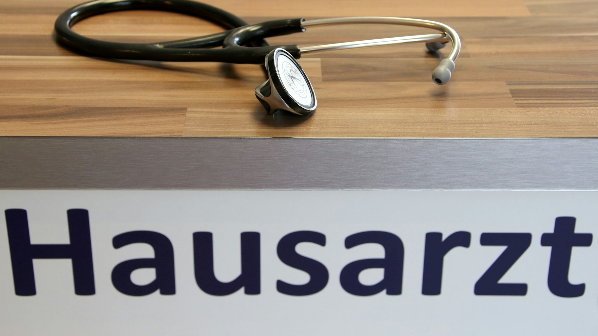 Ein Stethoskop liegt in der Praxis eines Hausarztes auf einem Tisch.