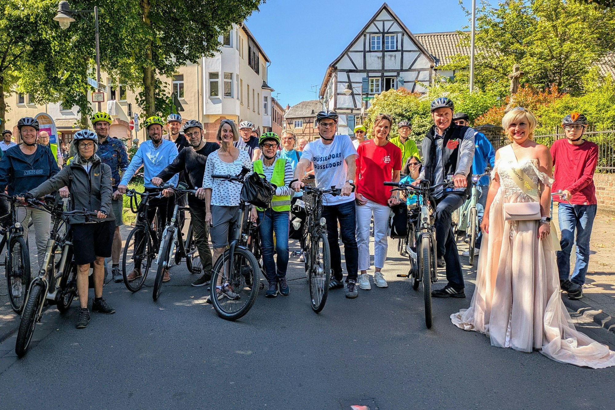 Der Startschuss zu der interessanten Tour durch die Gemeinde fiel an der „Bücherbrücke“ in Alfter.