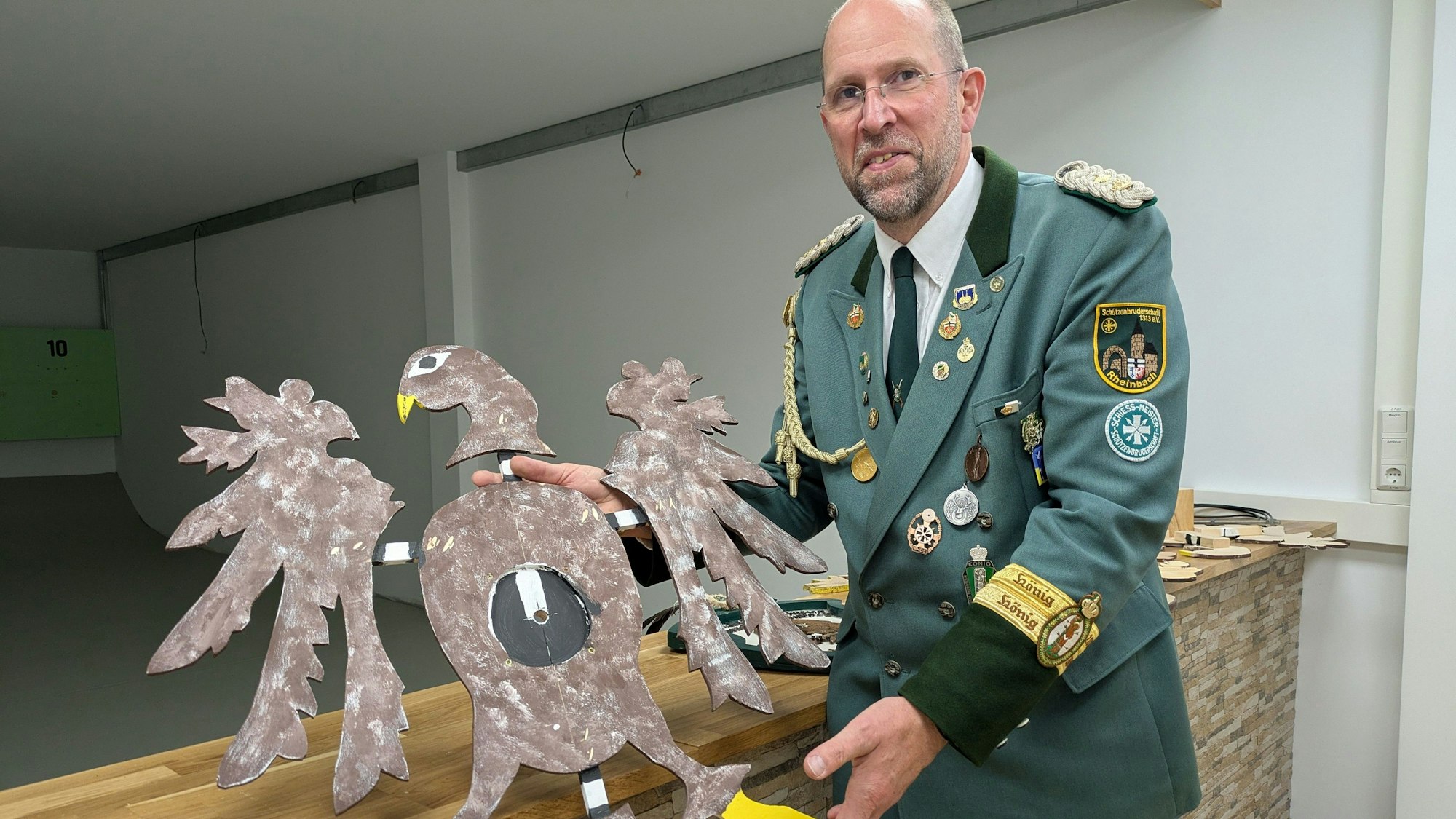 Der stellvertretende Schießmeister Rolf Mahlberg zeigt: Die Luftgewehrbahn ist noch nicht ganz fertig.