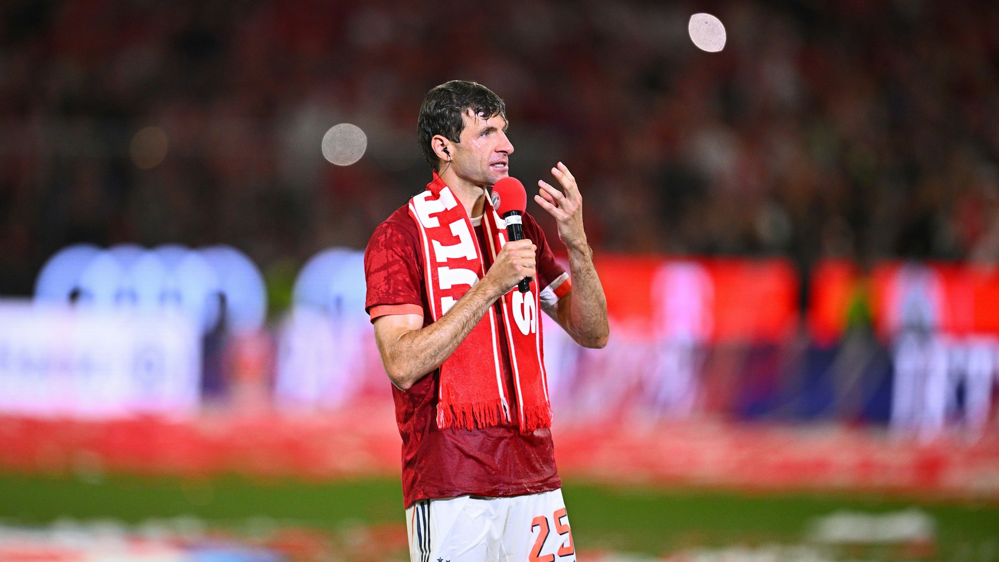 Münchens Thomas Müller spricht nach dem Spiel zu den Fans.