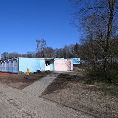 Mehrere Containerbauten stehen nebeneinander.