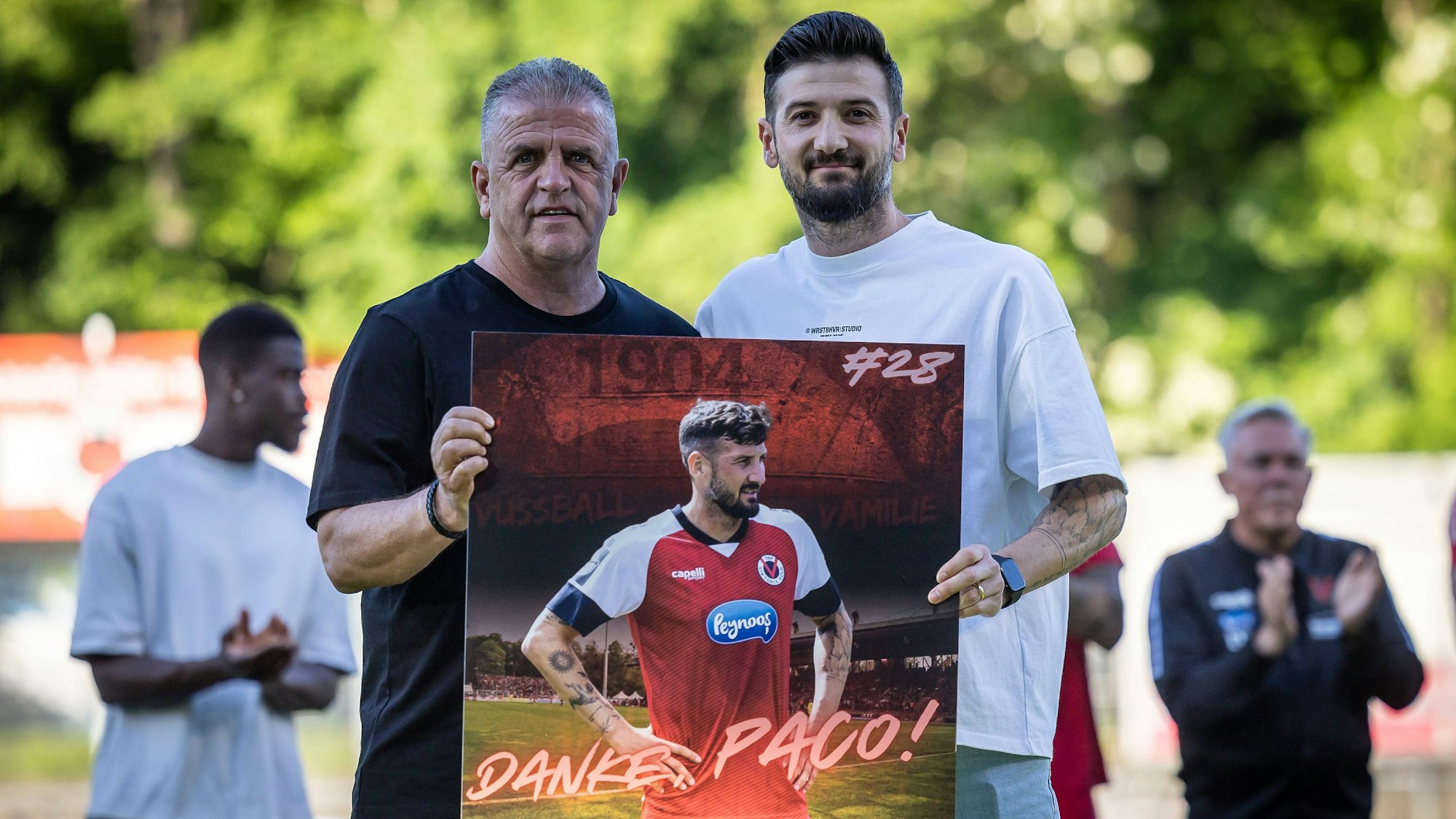 Franz Wunderlich (l.) verabschiedet Viktoria-Urgestein Patrick Koronkiewicz