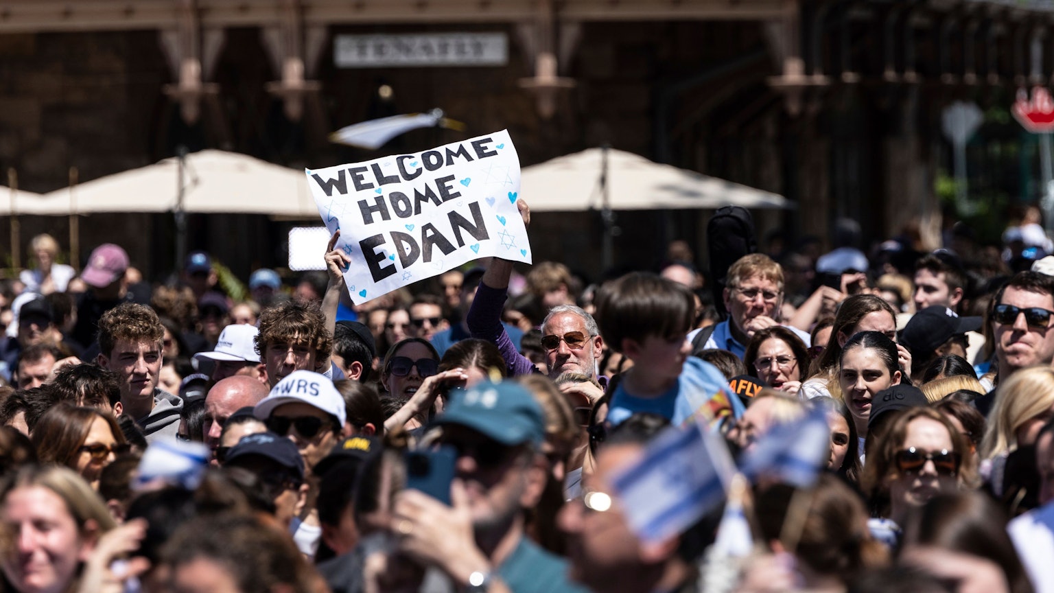 Im Huyler Park versammelte Menschen feiern mit „Welcome Home Edan“ die Freilassung der amerikanischen Geisel Edan Alexander von der islamistische Hamas im Gazastreifen.