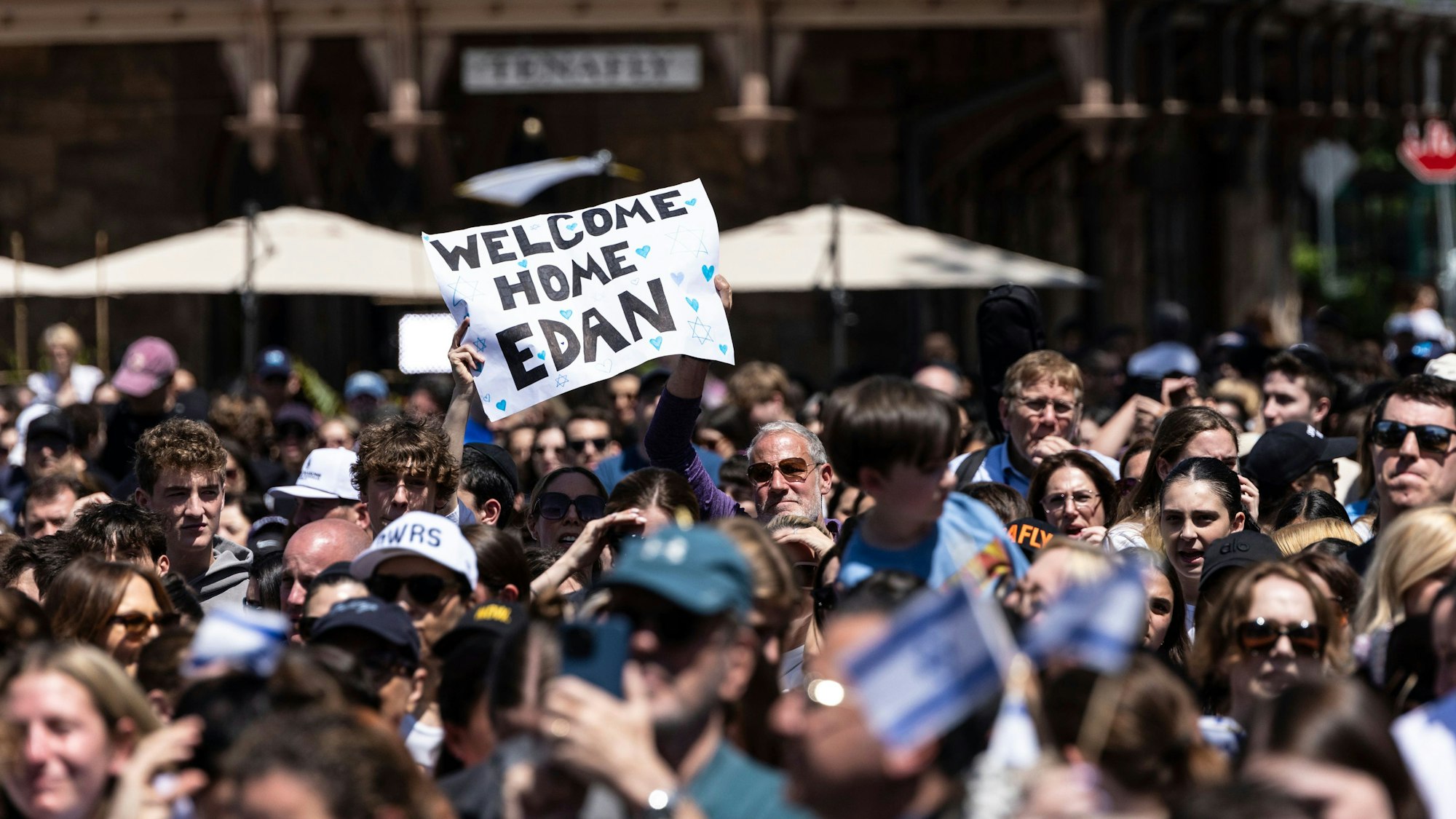 Im Huyler Park versammelte Menschen feiern mit „Welcome Home Edan“ die Freilassung der amerikanischen Geisel Edan Alexander von der islamistische Hamas im Gazastreifen.