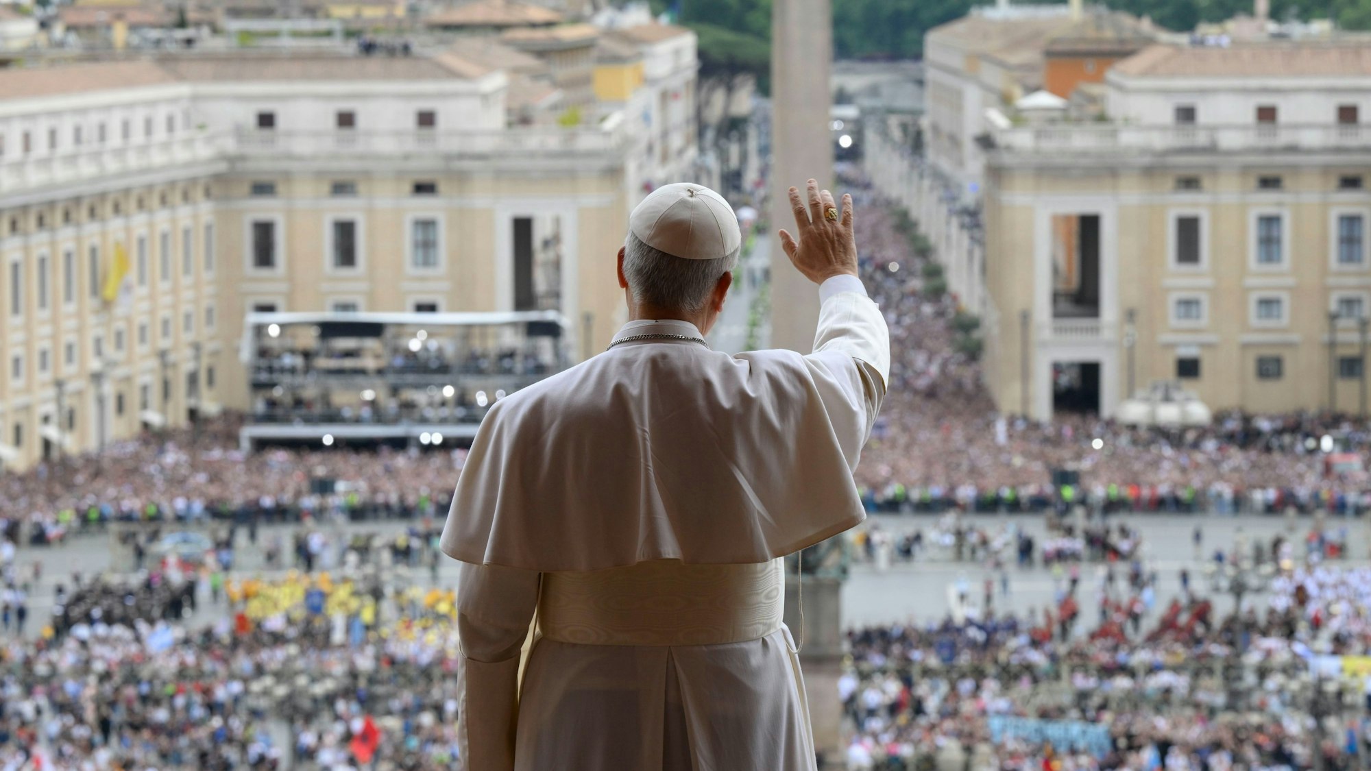Papst Leo XIV. winkt vom Mittelbalkon des Petersdoms mit Blick auf den Petersplatz, wo sich am Mittag Zehntausende von Gläubigen versammelt haben, um den ersten traditionellen Sonntagssegen nach seiner Wahl zu empfangen und das Regina Caeli zu beten.
