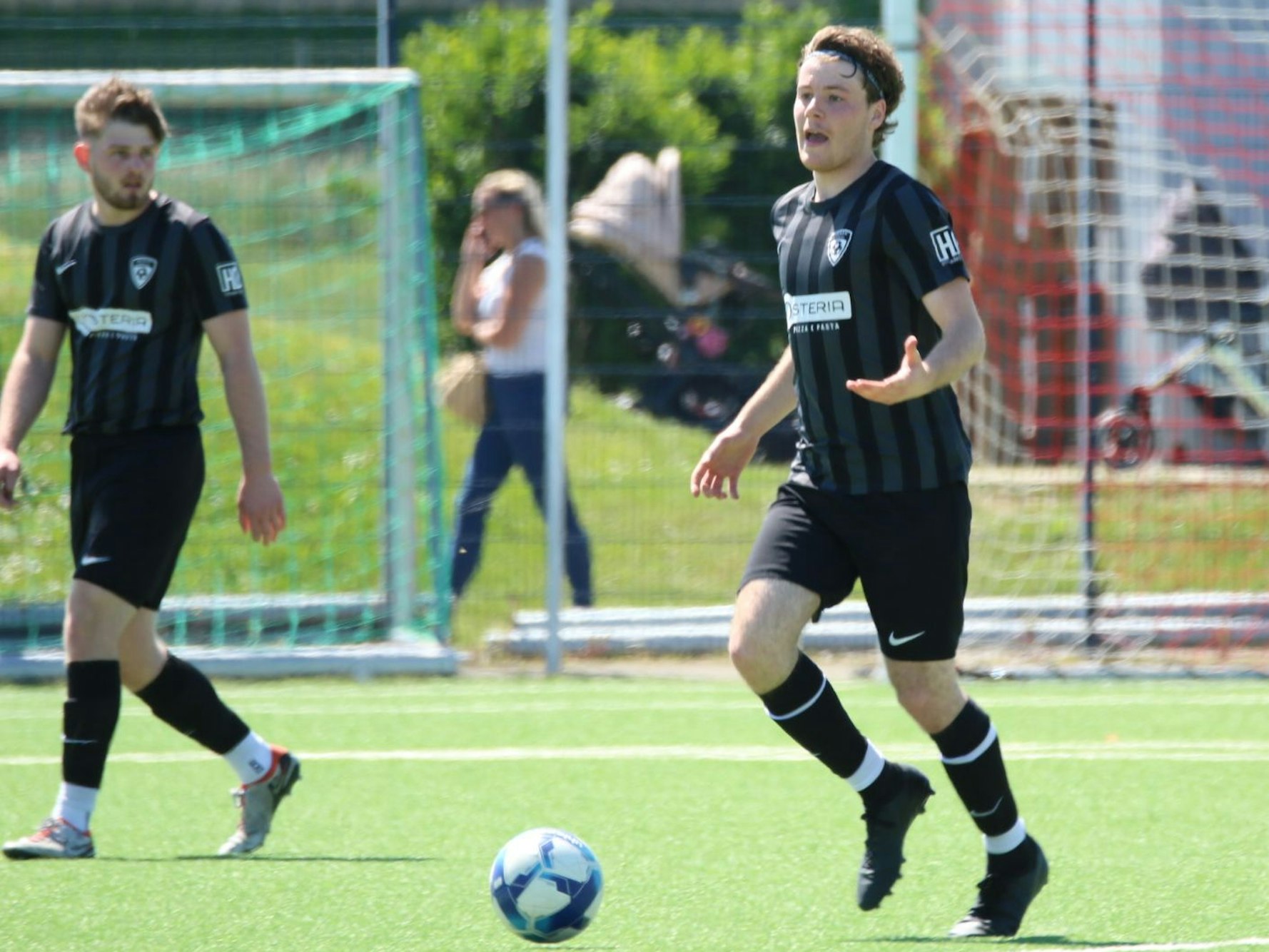 Der Erft-Spieler Julian Riße hat den Ball.