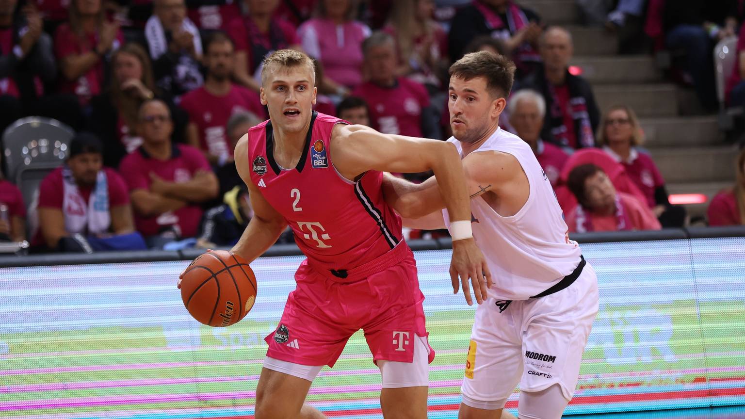 Sam Griesel erzielte für die Telekom Baskets Bonn zehn Punkte, Spencer Reaves vom MBC (rechts) kam auf 16 Zähler.