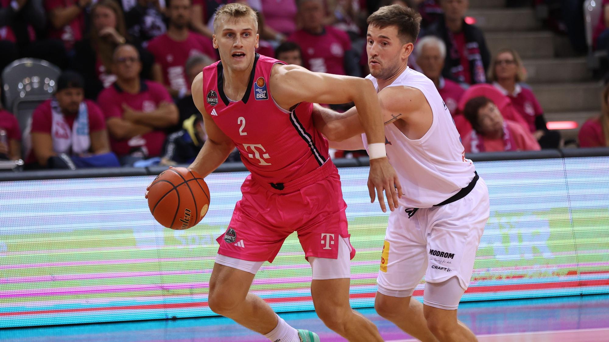Sam Griesel erzielte für die Telekom Baskets Bonn zehn Punkte, Spencer Reaves vom MBC (rechts) kam auf 16 Zähler.
