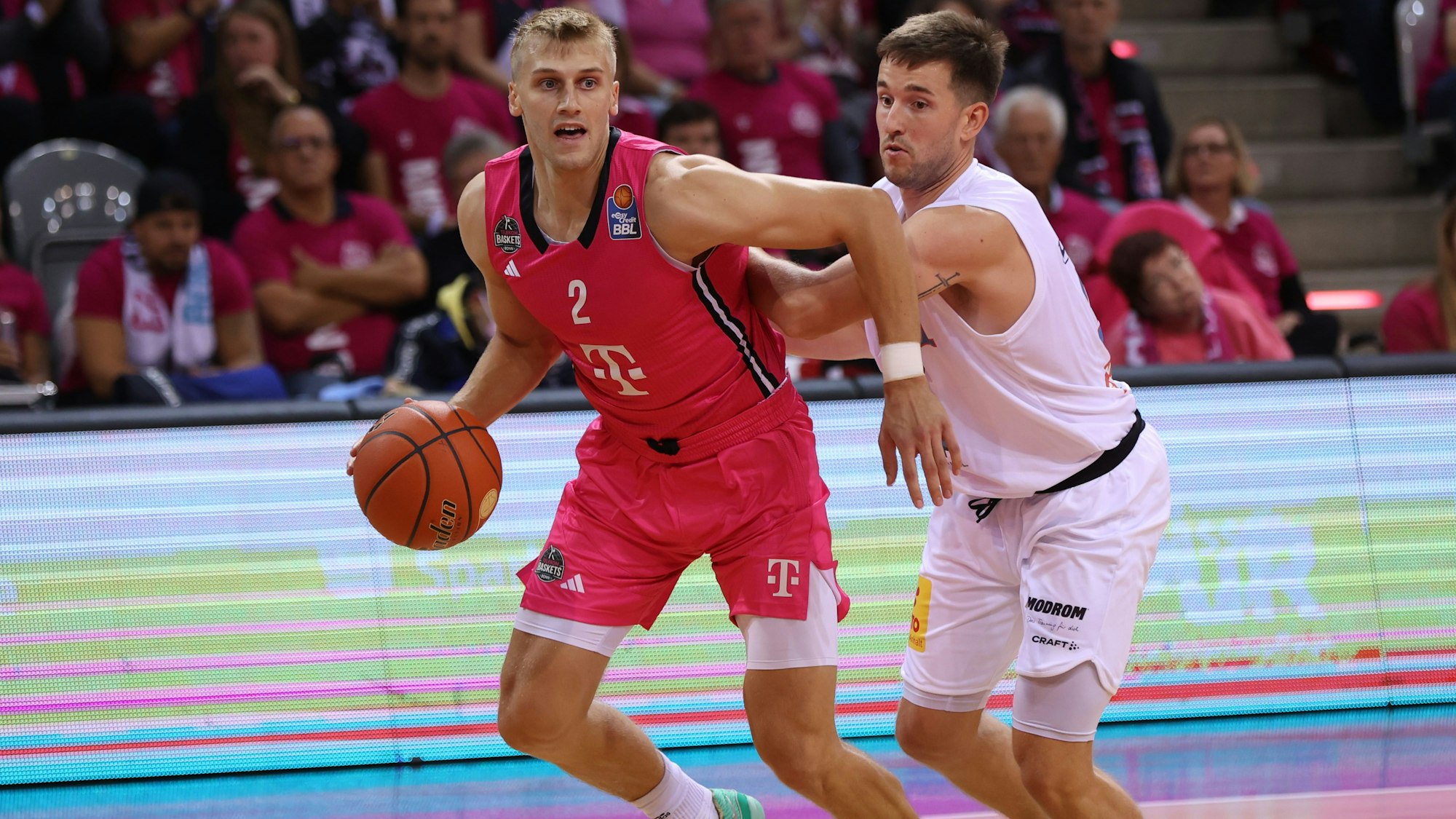 Sam Griesel erzielte für die Telekom Baskets Bonn zehn Punkte, Spencer Reaves vom MBC (rechts) kam auf 16 Zähler.