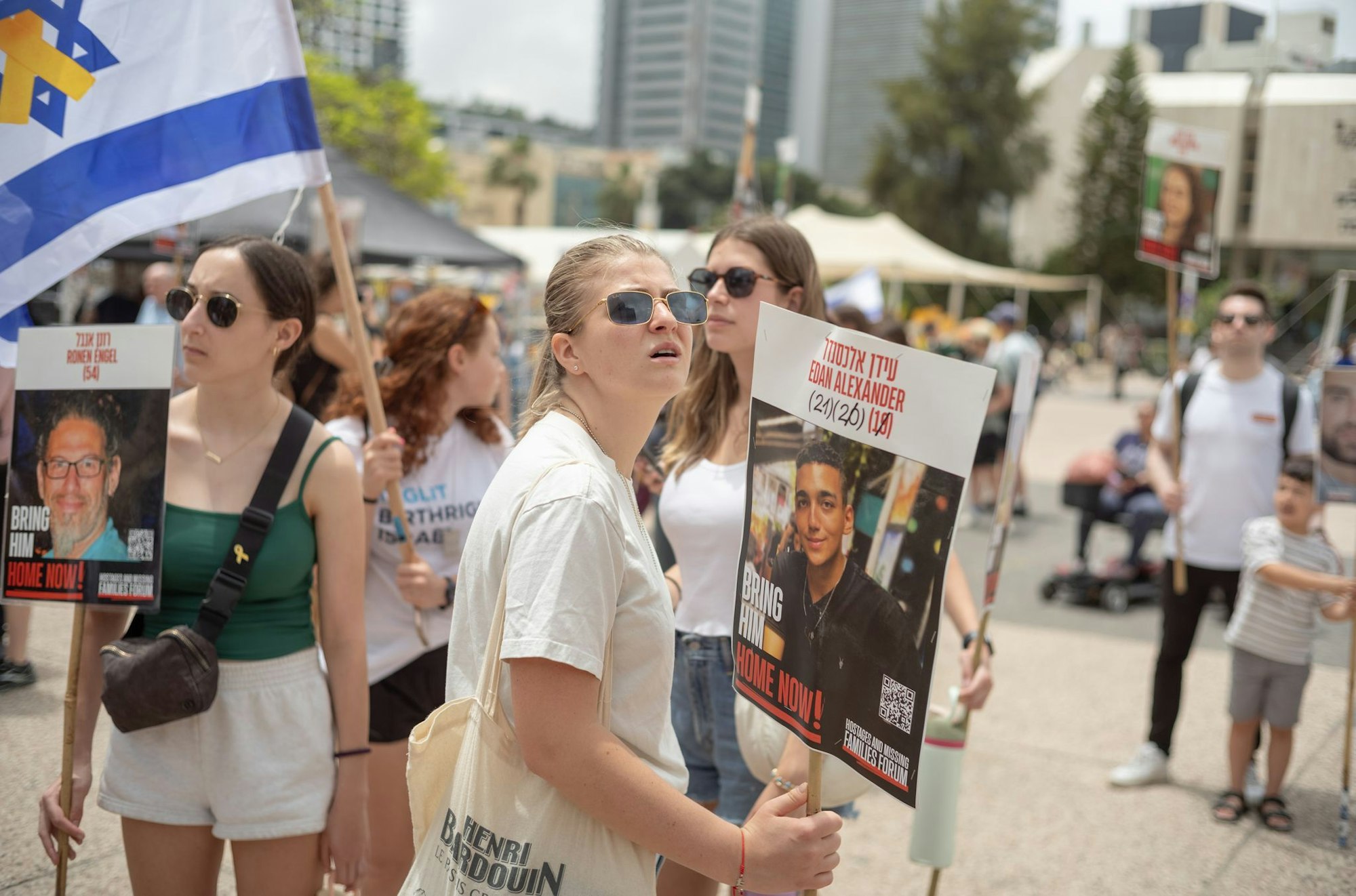 Angehörige und Unterstützer der Geiseln versammelten sich in Israel vor der Freilassung einer Geisel.