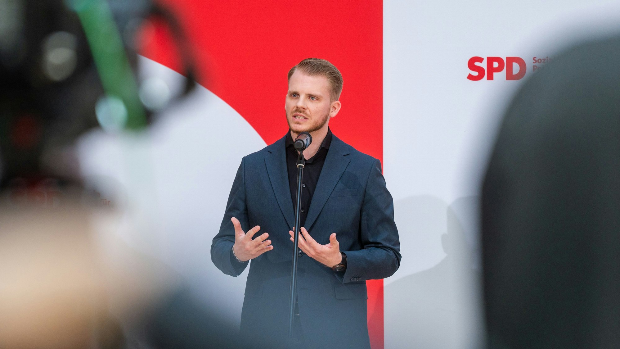 Tim Klüssendorf (SPD) spricht bei einer Pressekonferenz.