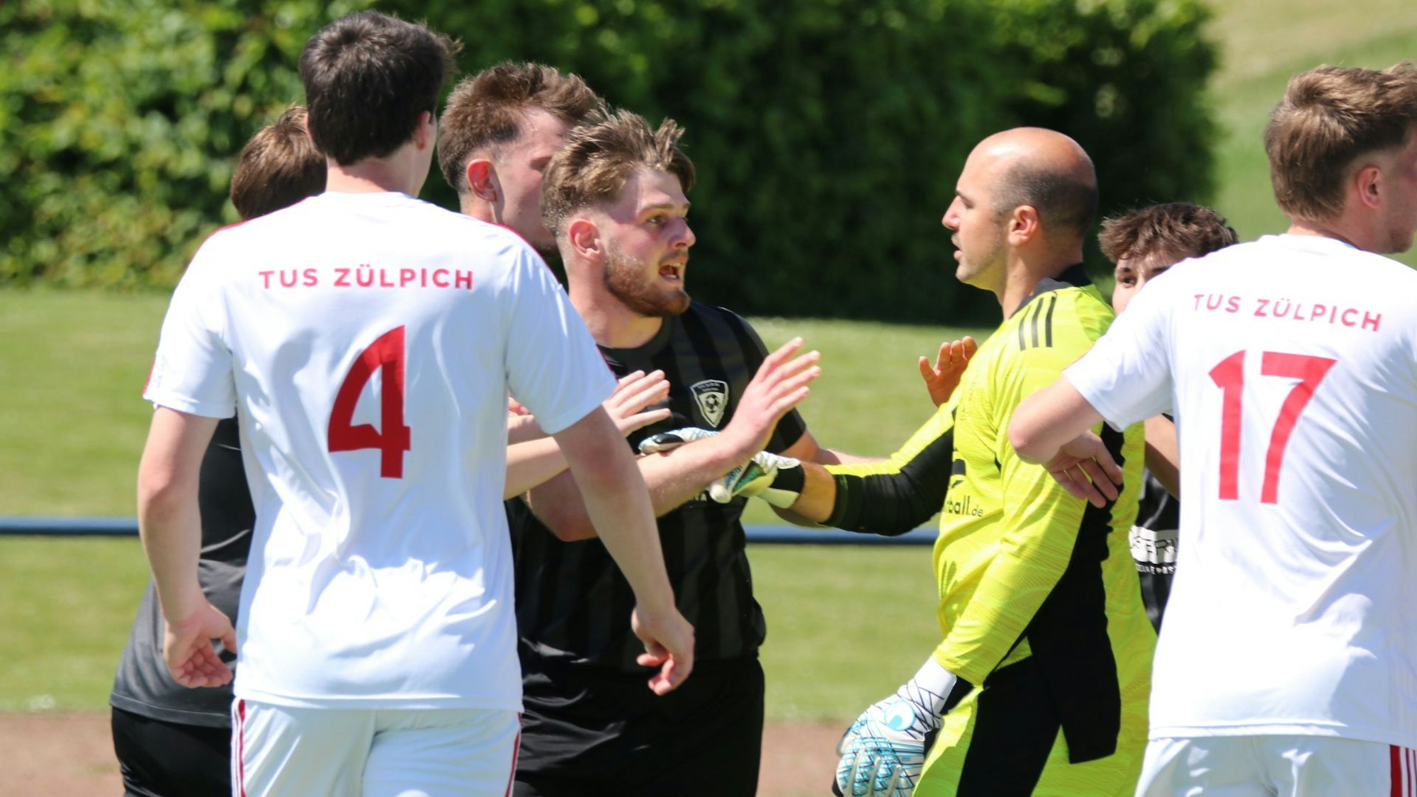 Der Zülpicher Torwart und ein Erft-Spieler im hitzigen Gespräch.