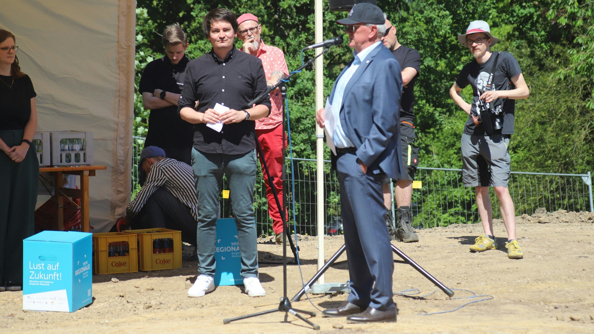 Bürgermeister Mario Dahm (l.) und Landrat Sebastian Schuster (v.r.) sprachen beim Festakt an der Baugrube.