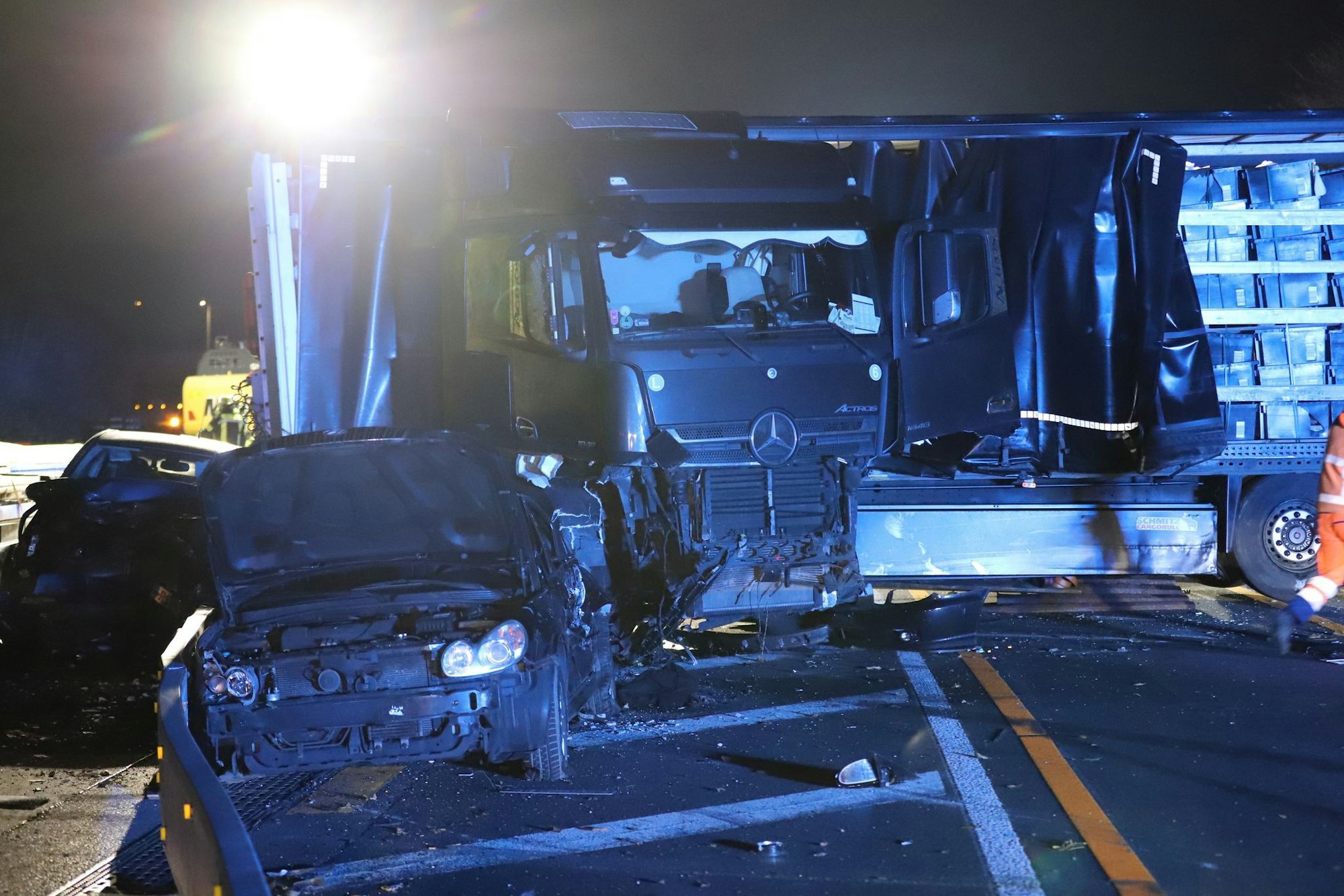 Nach einer rund 60 Kilometer langen Chaosfahrt war der Lastwagen nach einem Zusammenstoß im Gegenverkehr zum Stehen gekommen. (Archivbild)