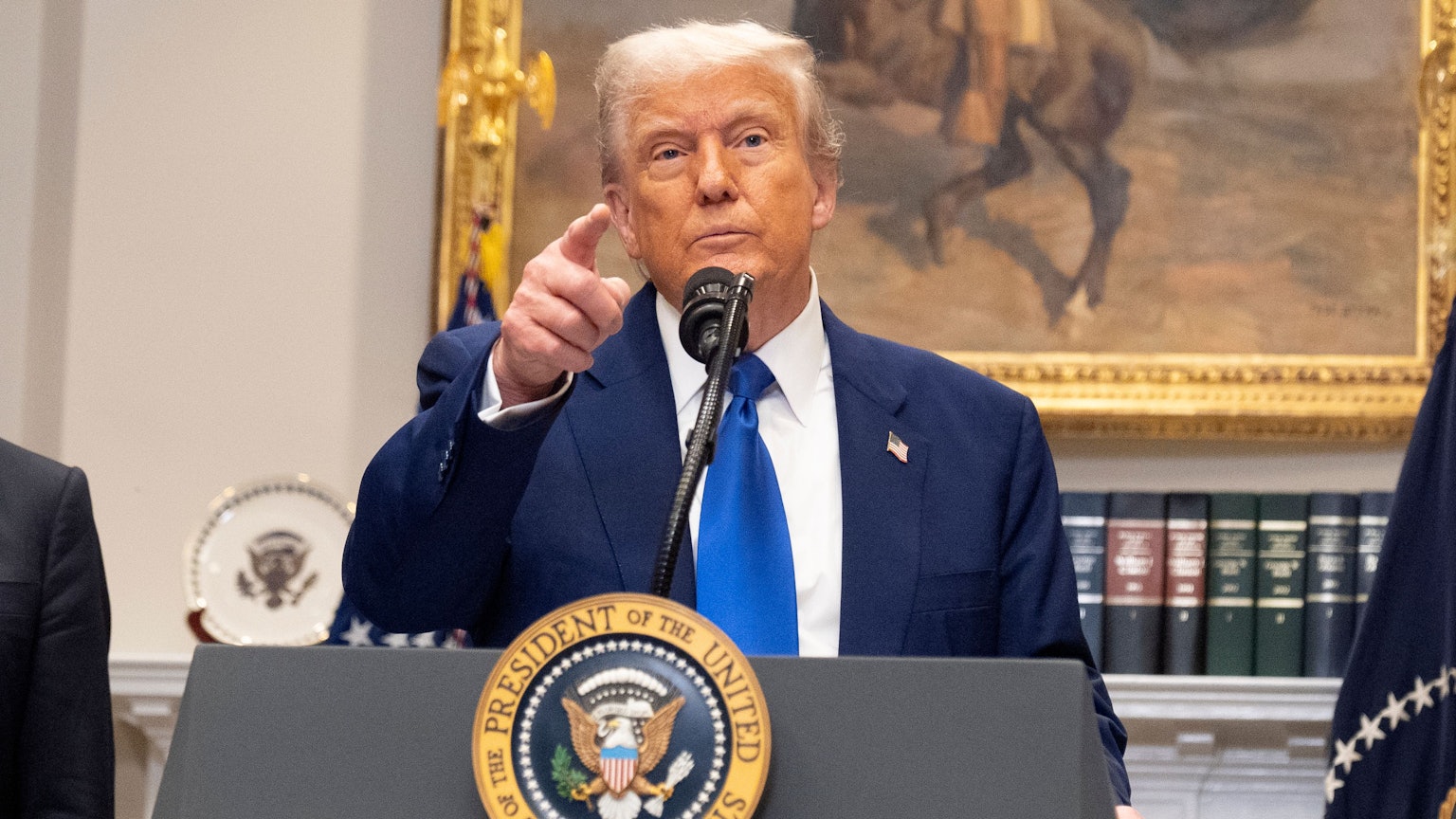 US-Präsident Donald Trump gestikuliert, während er die Frage eines Reporters während einer Veranstaltung im Roosevelt Room im Weißen Haus beantwortet.