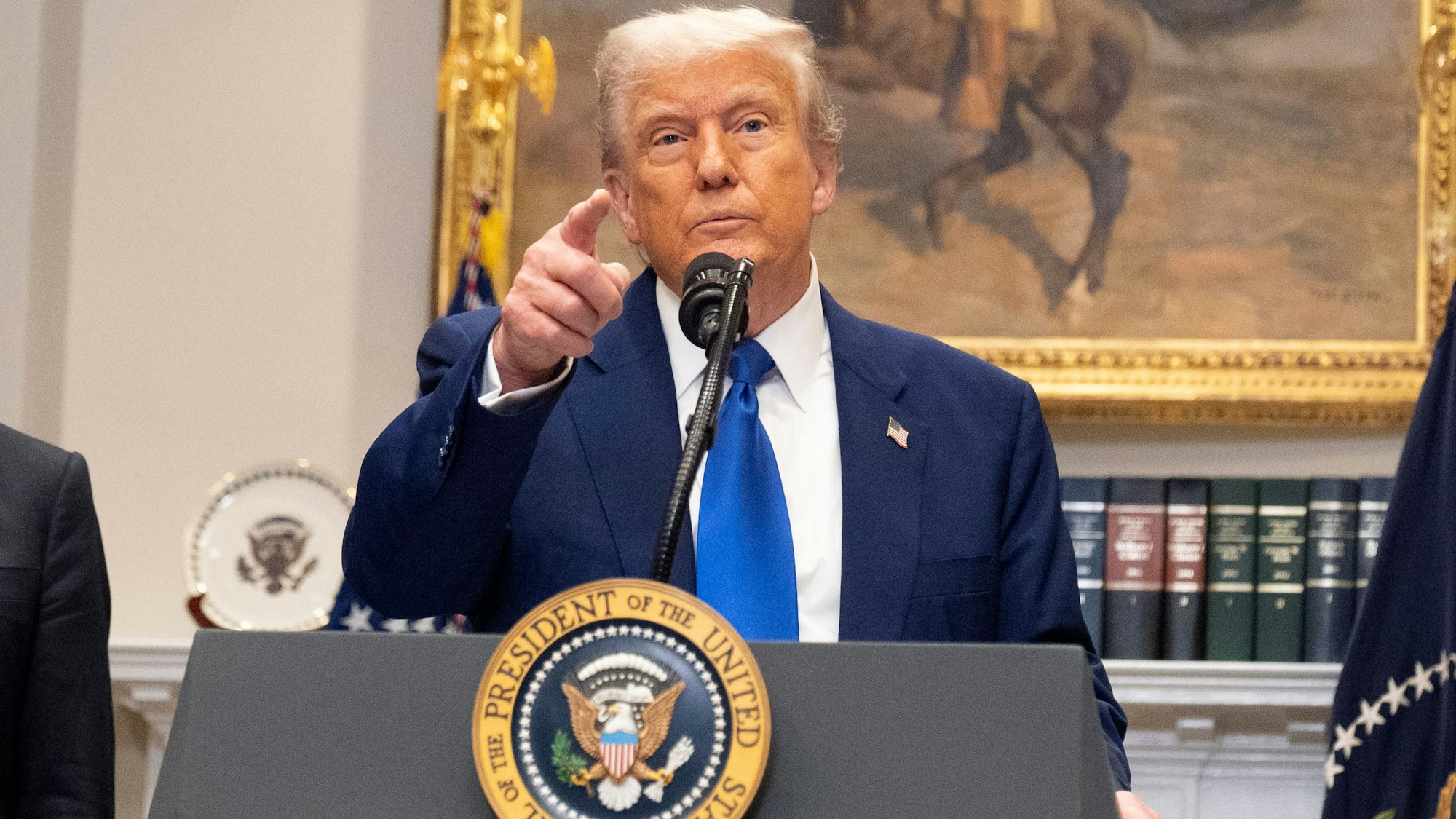 US-Präsident Donald Trump gestikuliert, während er die Frage eines Reporters während einer Veranstaltung im Roosevelt Room im Weißen Haus beantwortet.