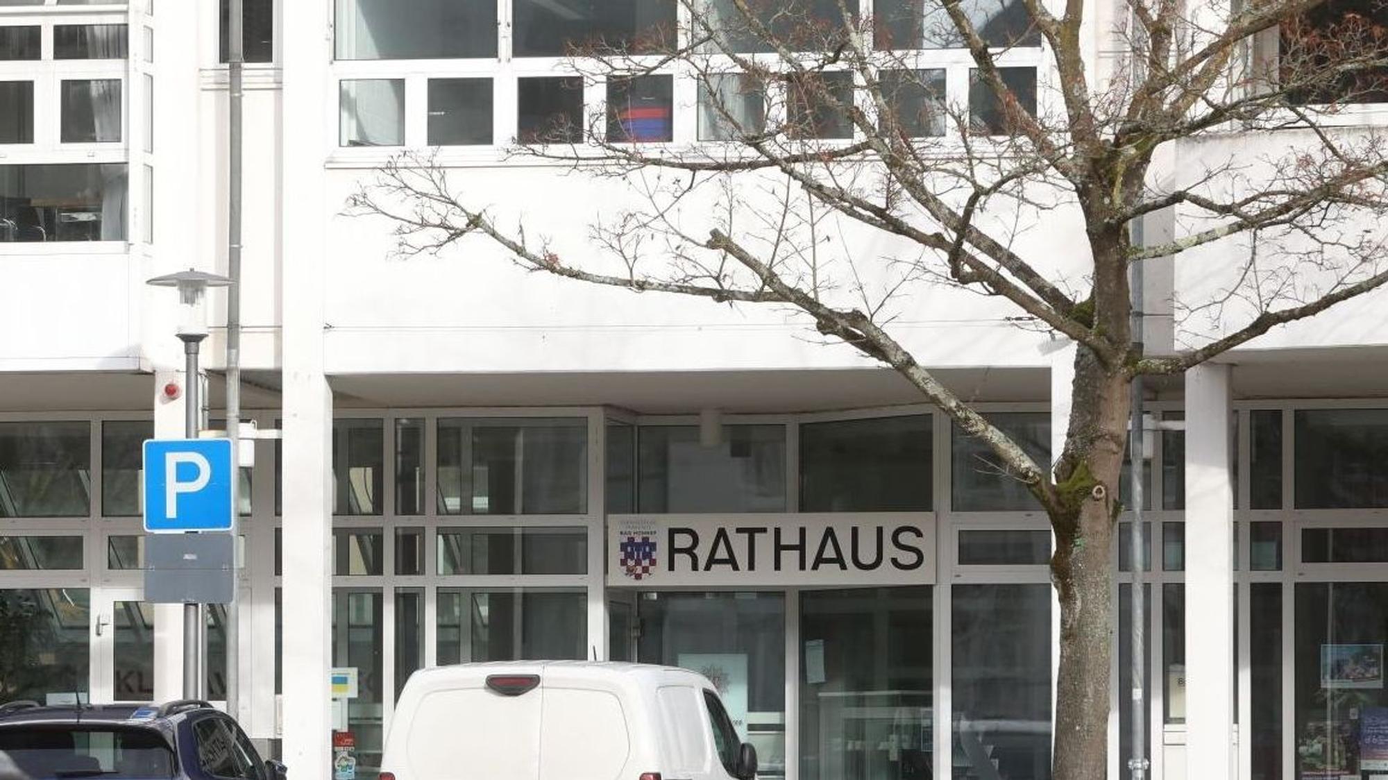 Der Schriftzug Rathaus an der Fassade der Bad Honnefer Verwaltungszentrale.