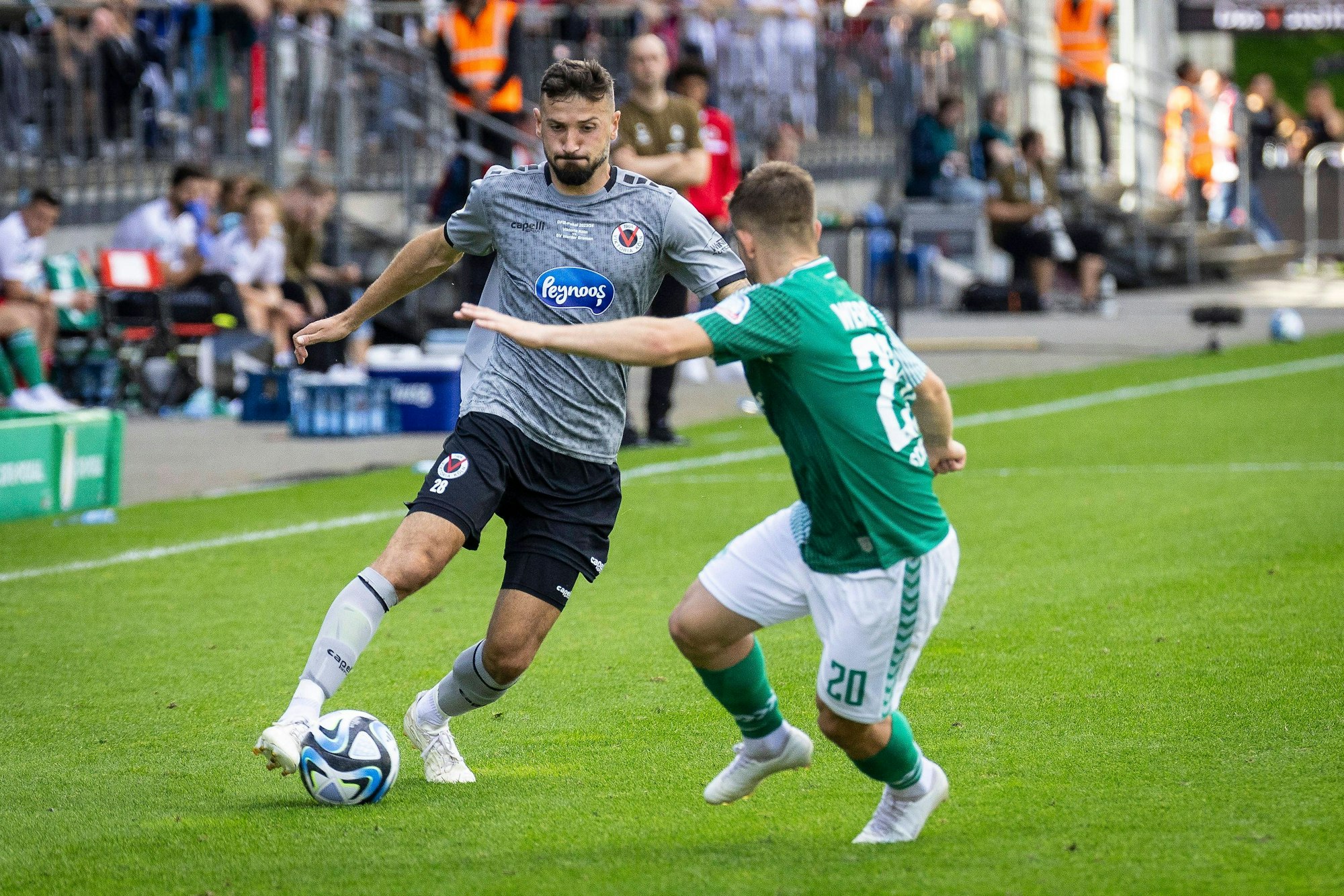 Patrick Koronkiewicz, wie man ihn kennt: Mit vollem Tempo auf der Außenbahn. Hier im DFB-Pokalspiel gegen Werder Bremen