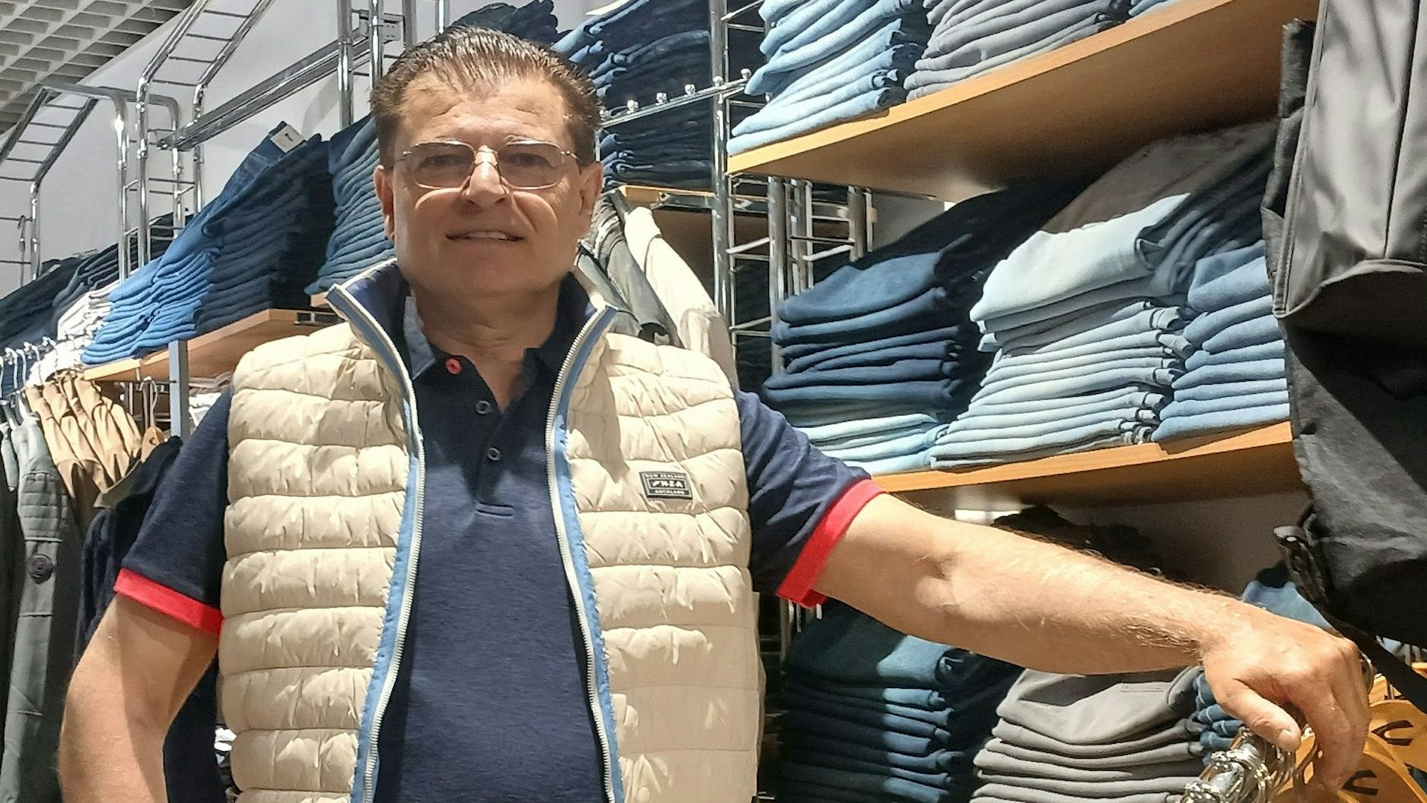 Geschäftsleute fürchten Umsatzeinbußen durch die bevorstehende Sanierung der Holzgasse, Muzaffer Yildirim, Yils Herrenboutique