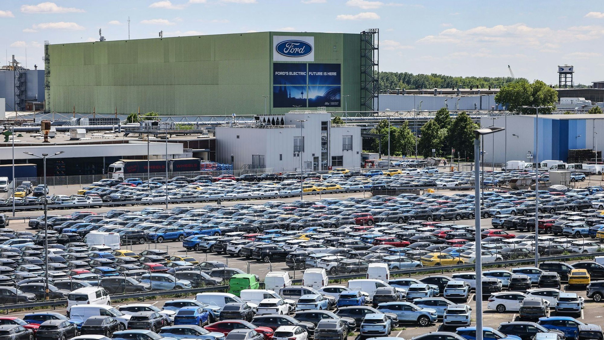 Das Angebot an neuen Ford-Fahrzeugen - hier auf einem Parkplatz auf dem Kölner Werksgelände - ist groß, die Nachfrage hält sich aber in Grenzen.