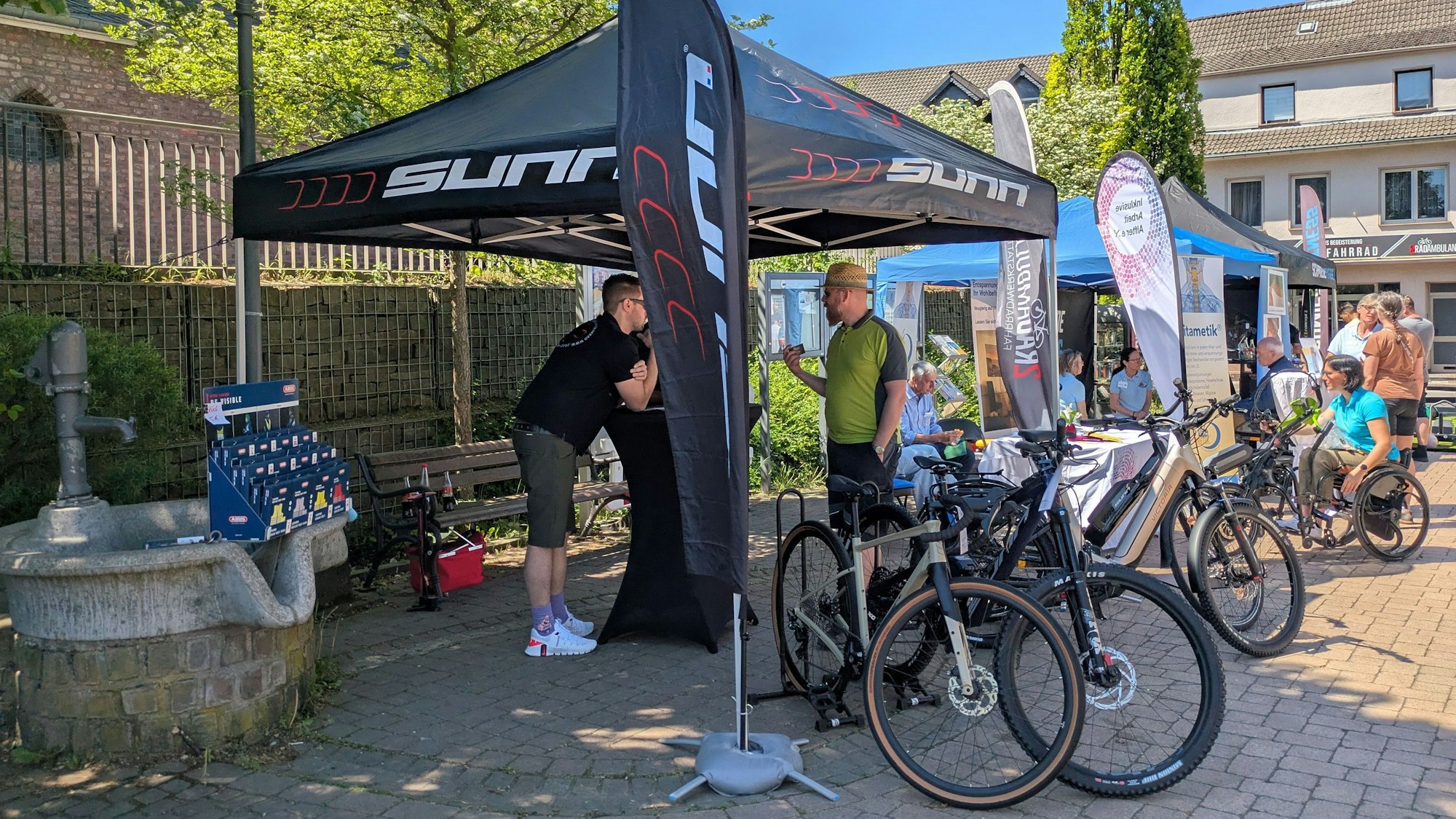 Der Gewerbeverein präsentierte auf dem Dorfplatz in Witterschlick seine kleine Gewerbeschau „REGIONALALFTER“.