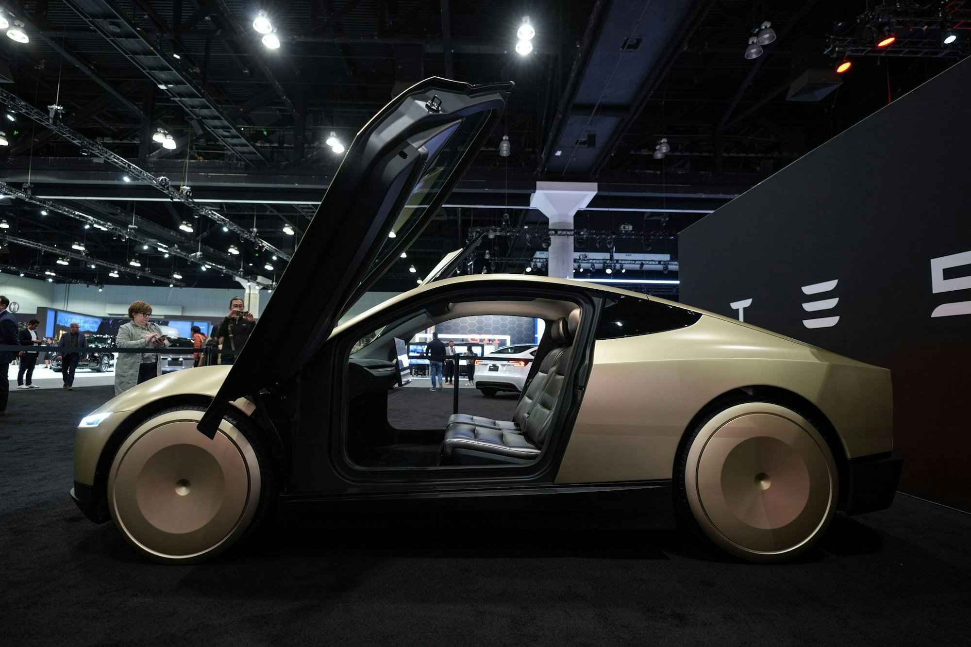 Ein Robotaxi-Fahrzeug ohne Lenkrad und Pedale will Tesla von 2026 an bauen. (Archivbild)
