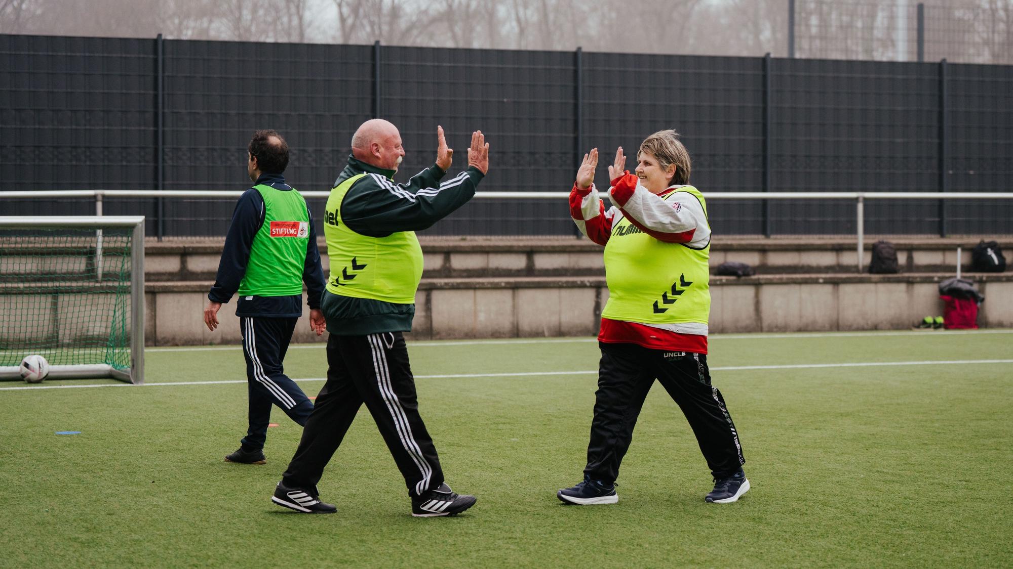 Auf dem Bild sind Sportler des inklusiven Angebots auf einem Fußballplatz zu sehen.