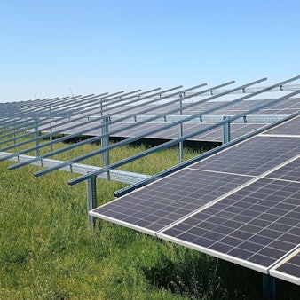 Rechts im Bild sieht man bereits die aufgebauten Solarpanels, links lediglich das Gestell, das sie halten wird.