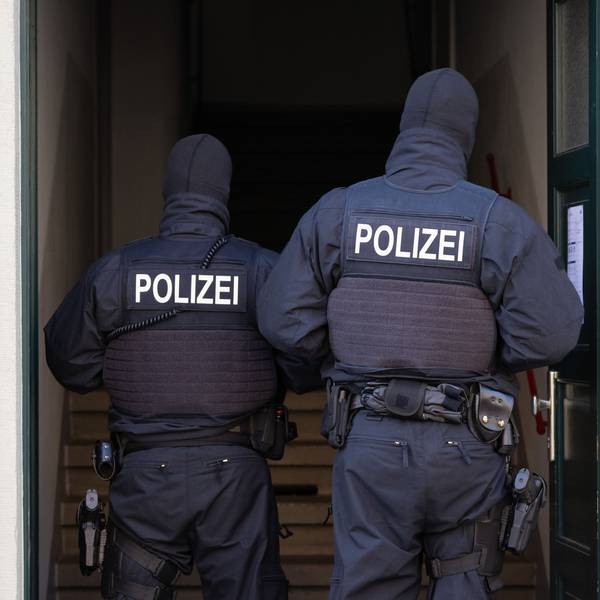 Polizisten stehen während einer Razzia gegen mutmaßliche Rechtsextreme in einem Hauseingang im Dresdner Stadtteil Cotta. (Archivbild)