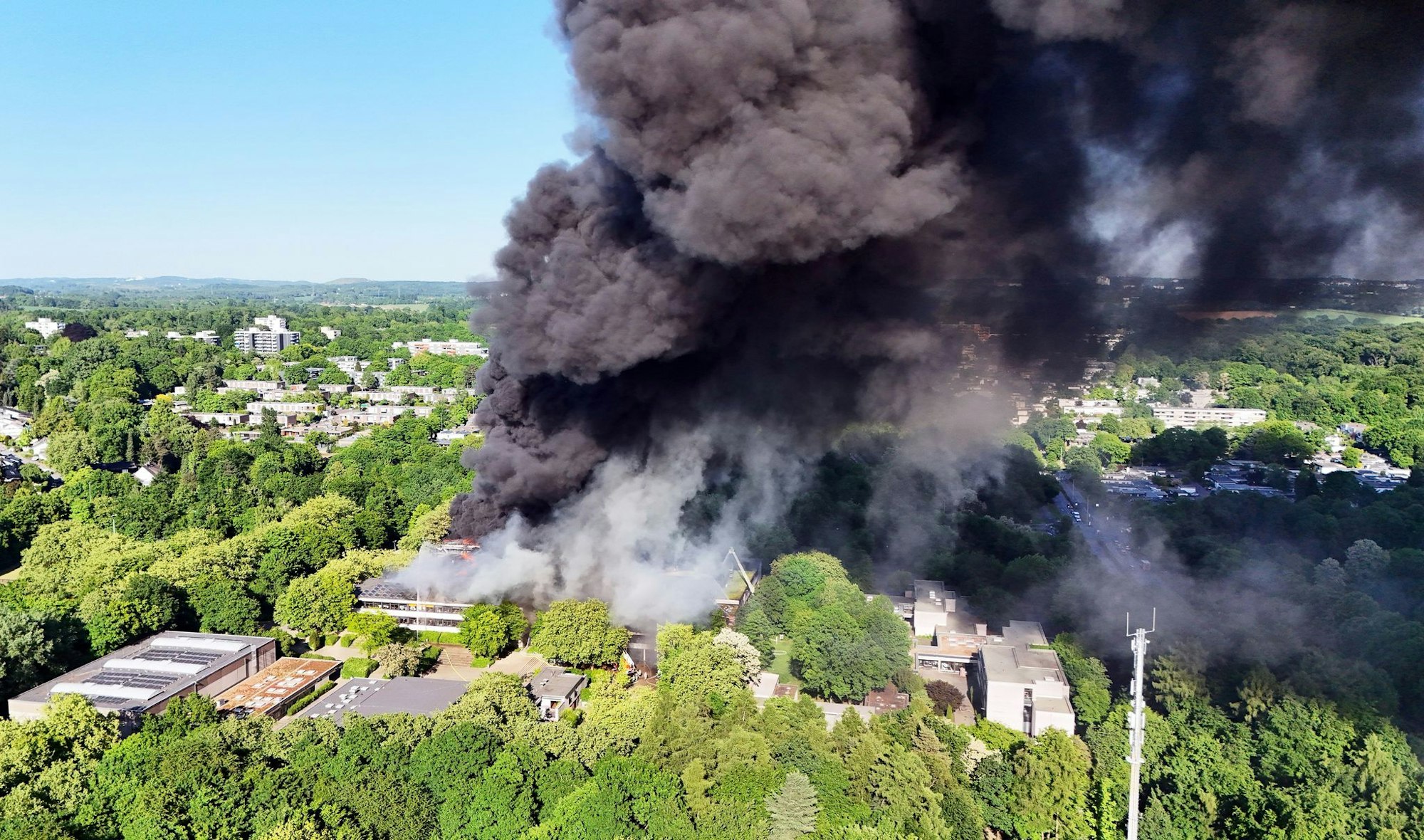 Ein Gebäudekomplex mit mehreren Schulen ist in Erkrath (Kreis Mettmann) in Brand geraten.