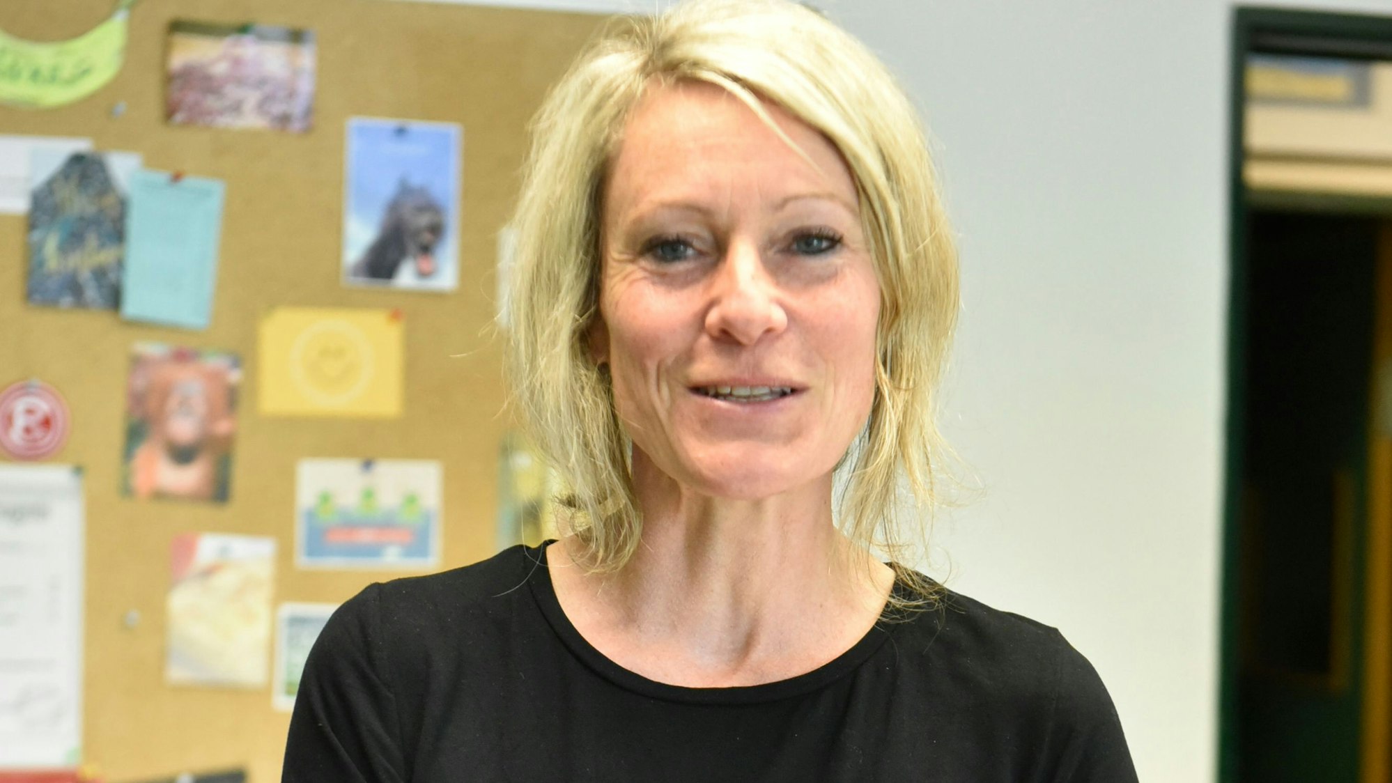 Auf dem Bild ist ein Portrait von Monika Azizmohammadi, Leiterin der Frechener Hauptschule, zu sehen.