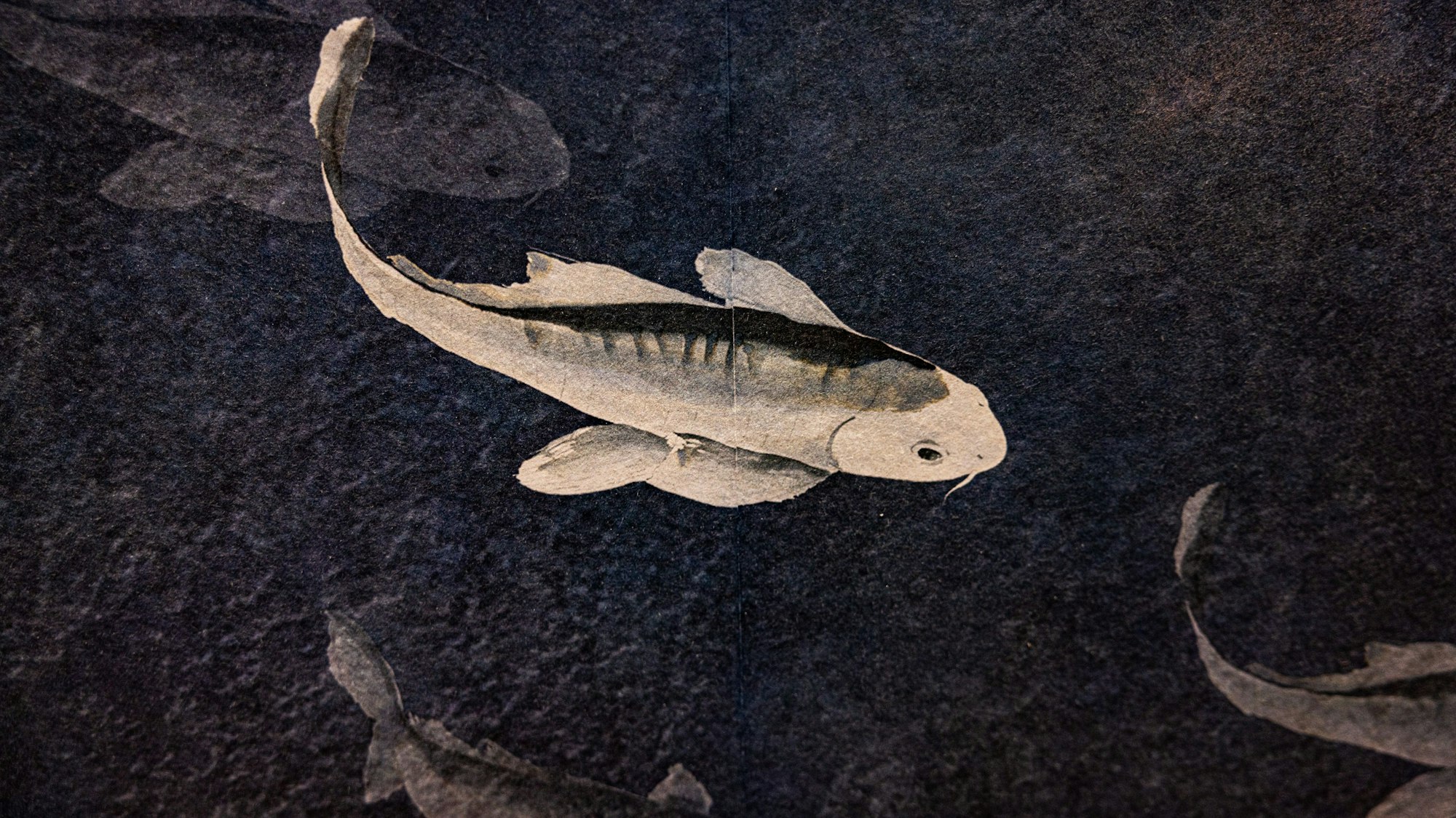 Kunstvolle Kois zieren die Wände im „Toki“.