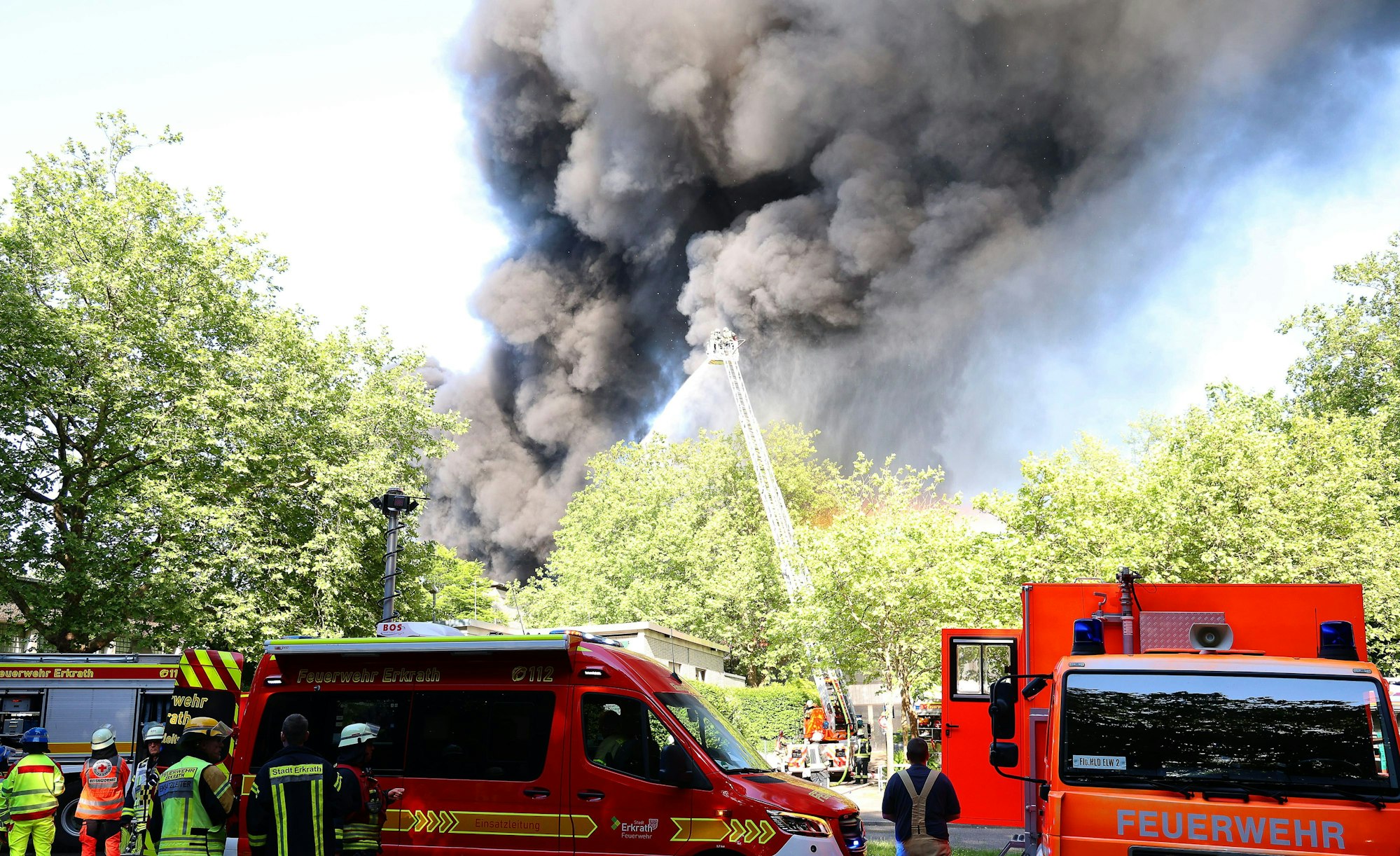 13.05.2025, Nordrhein-Westfalen, Erkrath: Einsatzkräfte der Feuerwehr löschen den Brand eines Gebäudekomplexes mit mehreren Schulen im Kreis Mettmann. Das Feuer sei am Nachmittag ausgebrochen, sagte eine Sprecherin der Polizei. Schülerinnen und Schüler seien zu dem Zeitpunkt nicht mehr vor Ort gewesen. Foto: Gianni Gattus/dpa +++ dpa-Bildfunk +++