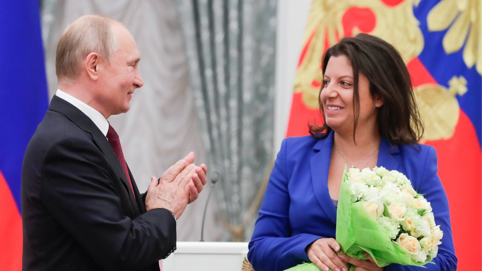 Applaus für die Top-Propagandistin: Kremlchef Wladimir Putin beklatscht RT-Chefin Margarita Simonjan. (Archivbild)