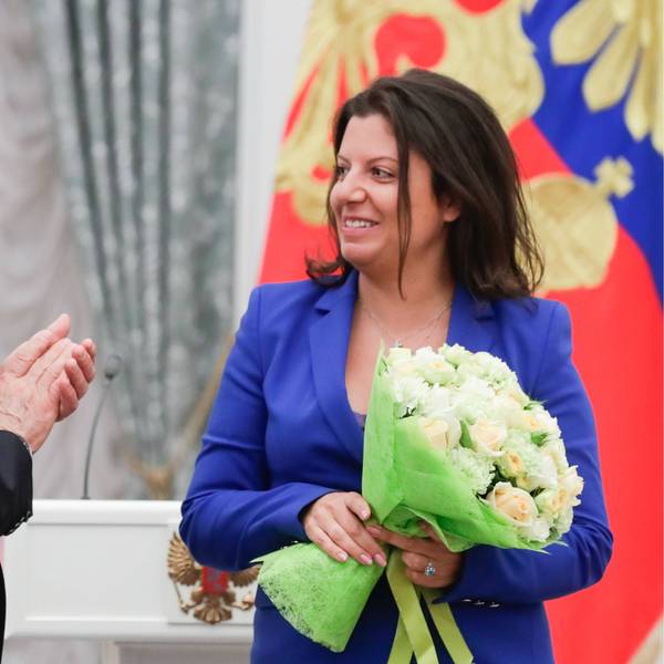Applaus für die Top-Propagandistin: Kremlchef Wladimir Putin beklatscht RT-Chefin Margarita Simonjan. (Archivbild)