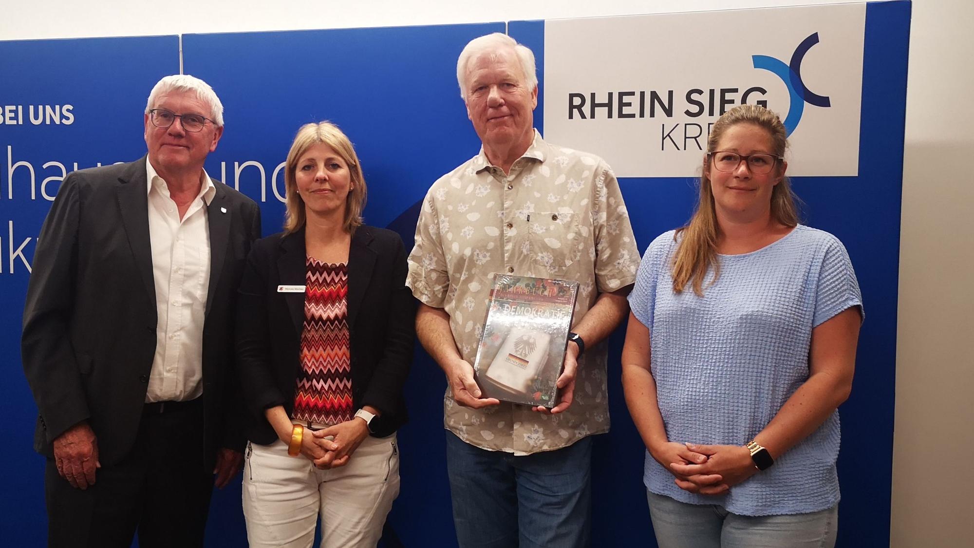 Das Projekt Aufsuchende Hilfe des Rhein-Sieg-Kreises und seiner Kooperationspartner wird nach zweijähriger erfolgreicher Laufzeit im Sommer beendet.
v.l. Landrat Sebastian Schuster, Manuela Mischker, Jakob Hopperdietzel, Monika Weber